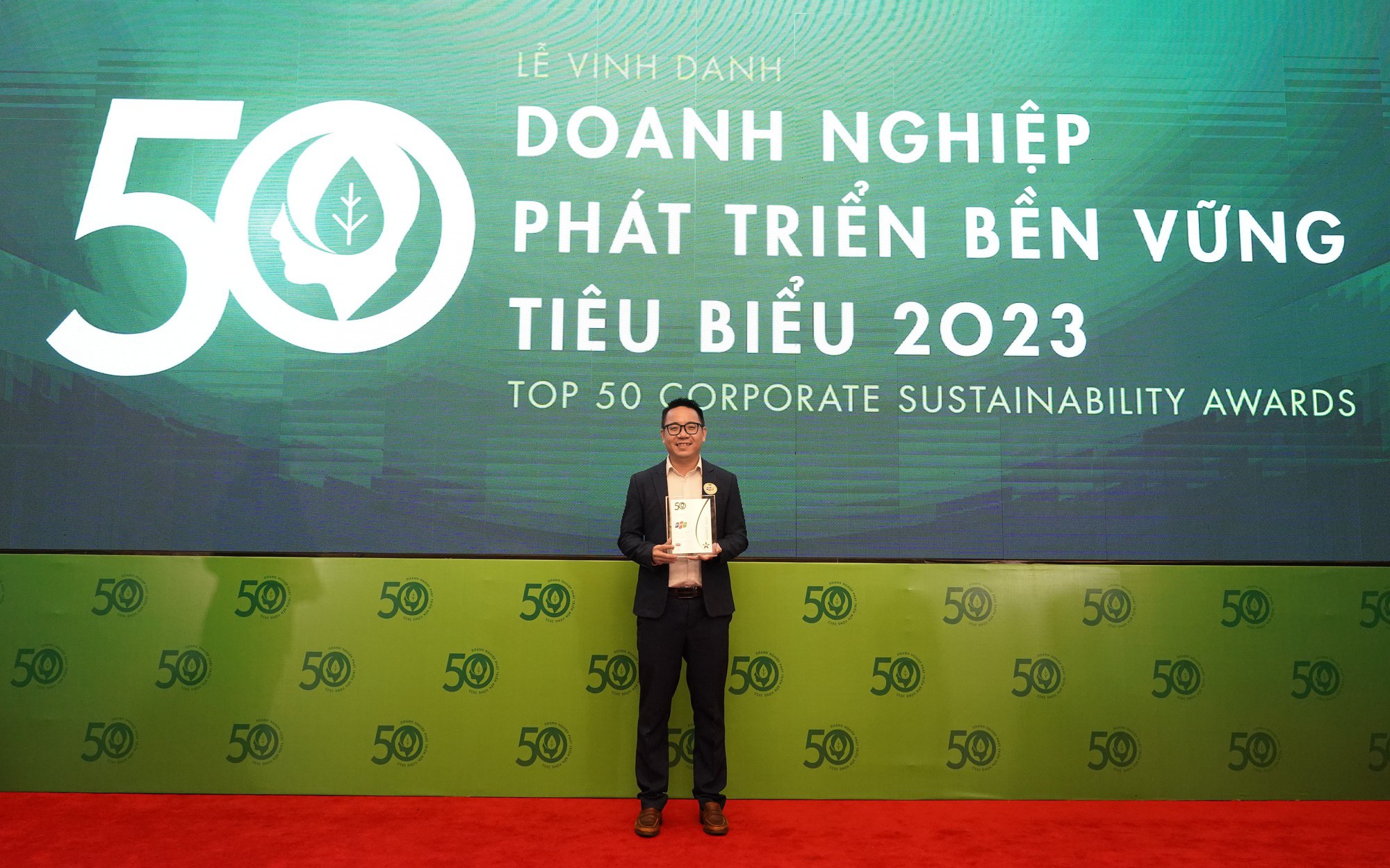 FPT được vinh danh Top doanh nghiệp phát triển bền vững 2023 - Ảnh 1.