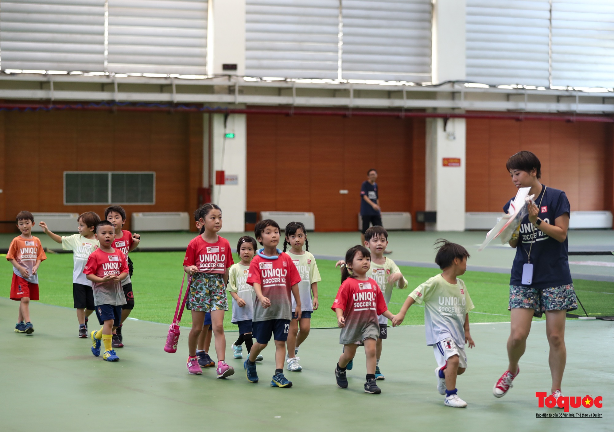 Trẻ em thích thú  trải nghiệm bóng đá thiếu nhi cùng với ngôi sao bóng đá Việt Nam và Nhật Bản - Ảnh 3.