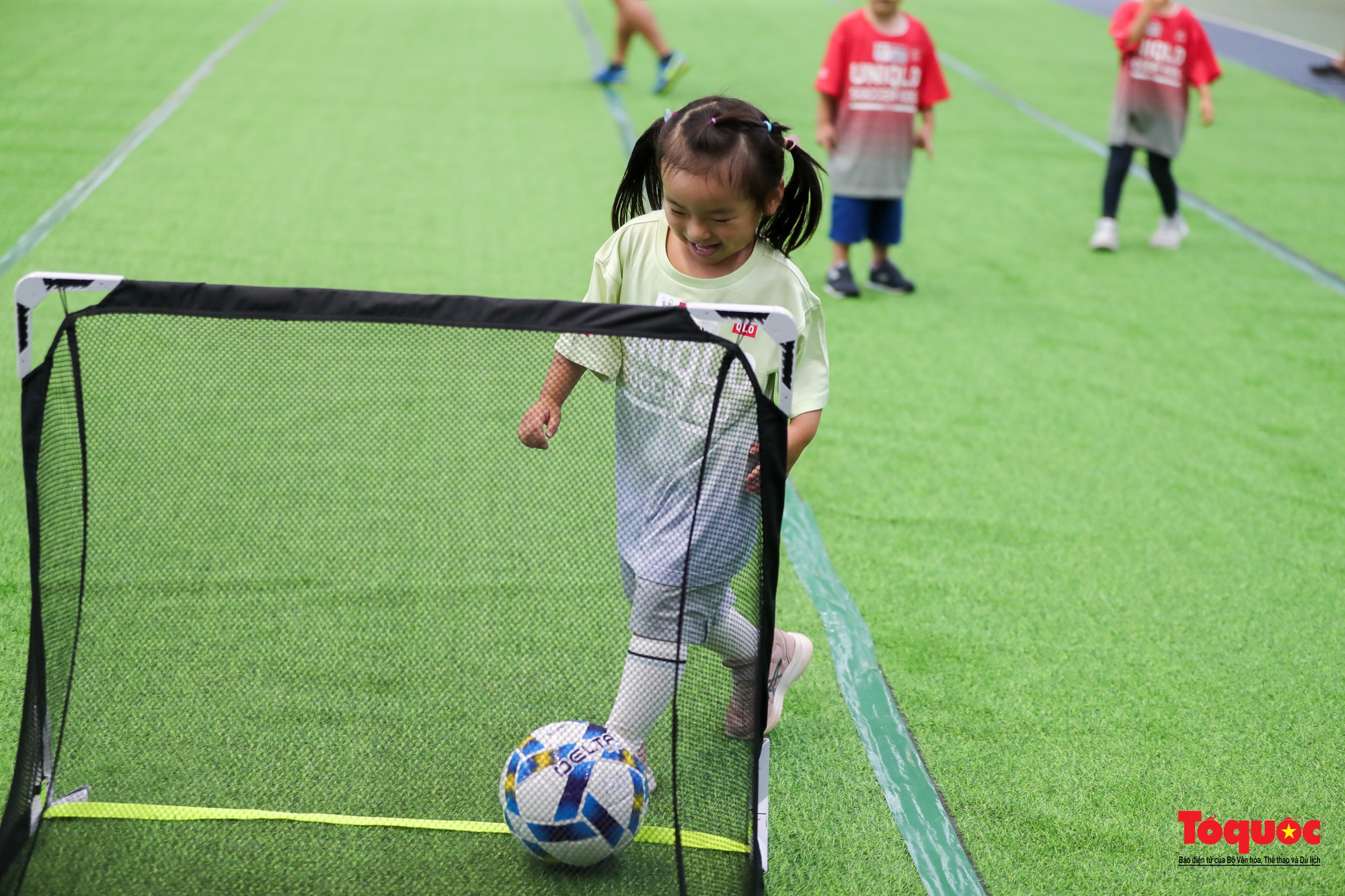 Trẻ em thích thú  trải nghiệm bóng đá thiếu nhi cùng với ngôi sao bóng đá Việt Nam và Nhật Bản - Ảnh 10.