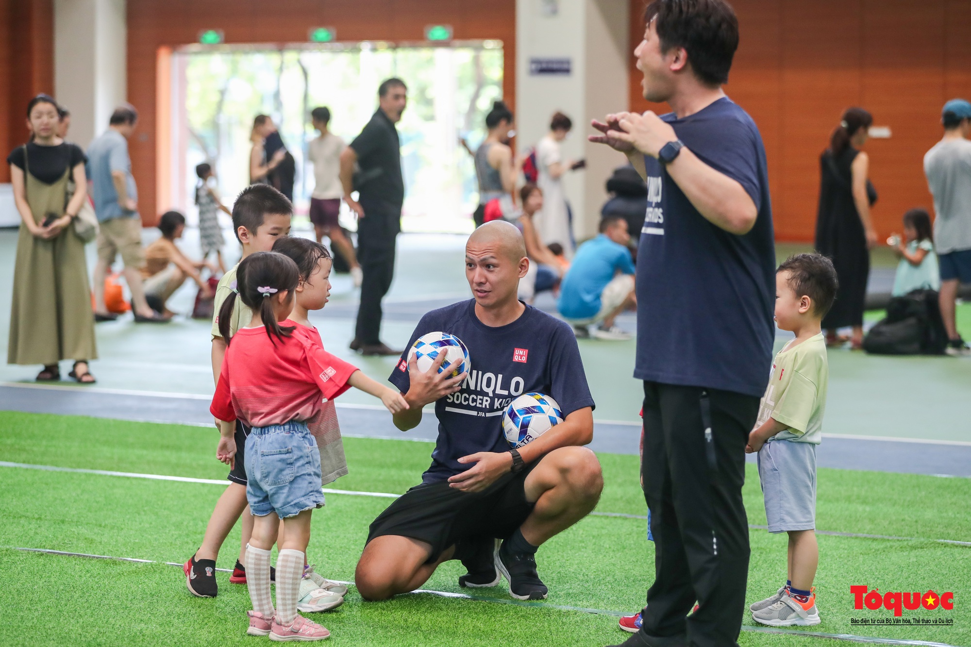 Trẻ em thích thú  trải nghiệm bóng đá thiếu nhi cùng với ngôi sao bóng đá Việt Nam và Nhật Bản - Ảnh 4.