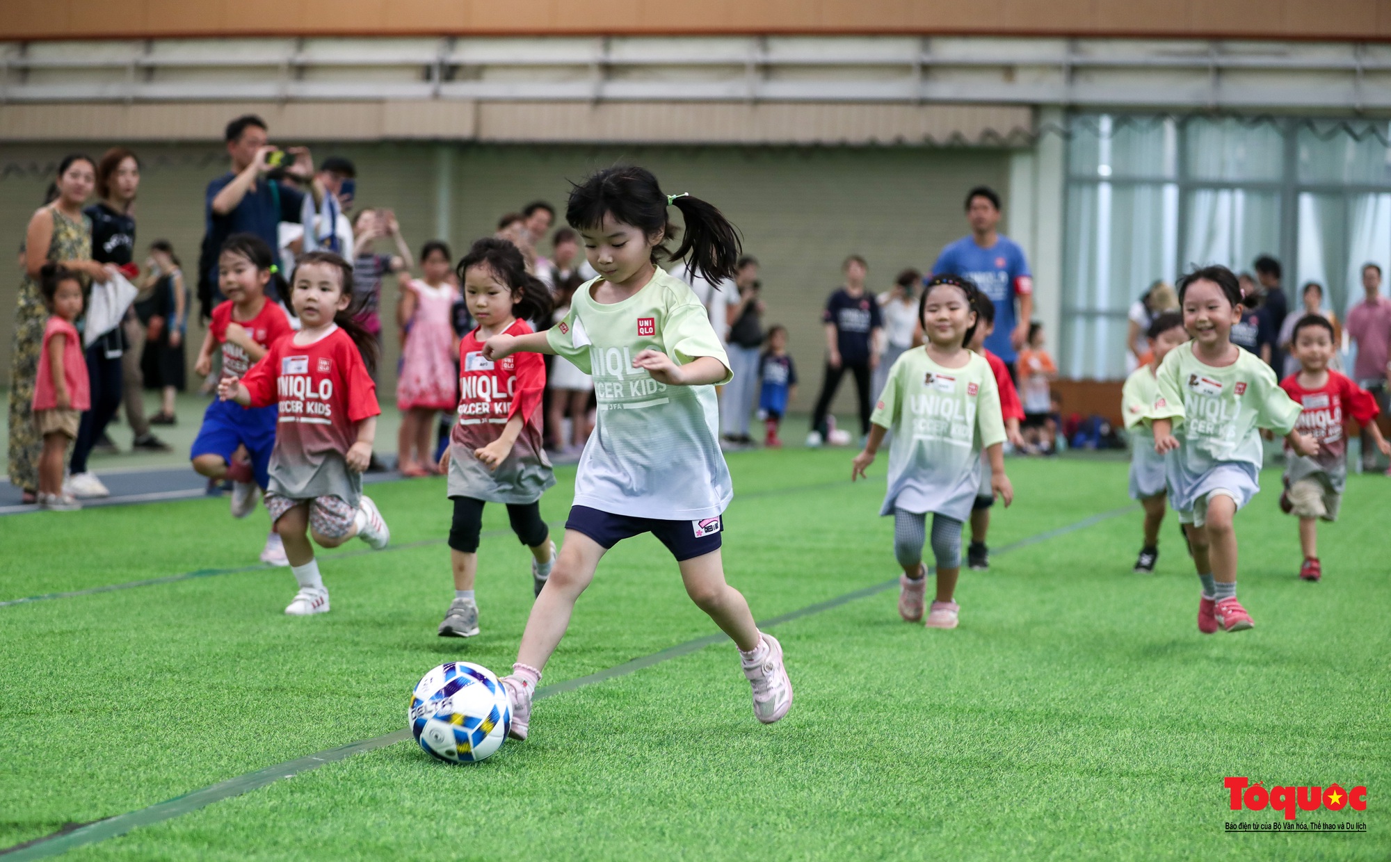 Trẻ em thích thú  trải nghiệm bóng đá thiếu nhi cùng với ngôi sao bóng đá Việt Nam và Nhật Bản - Ảnh 9.