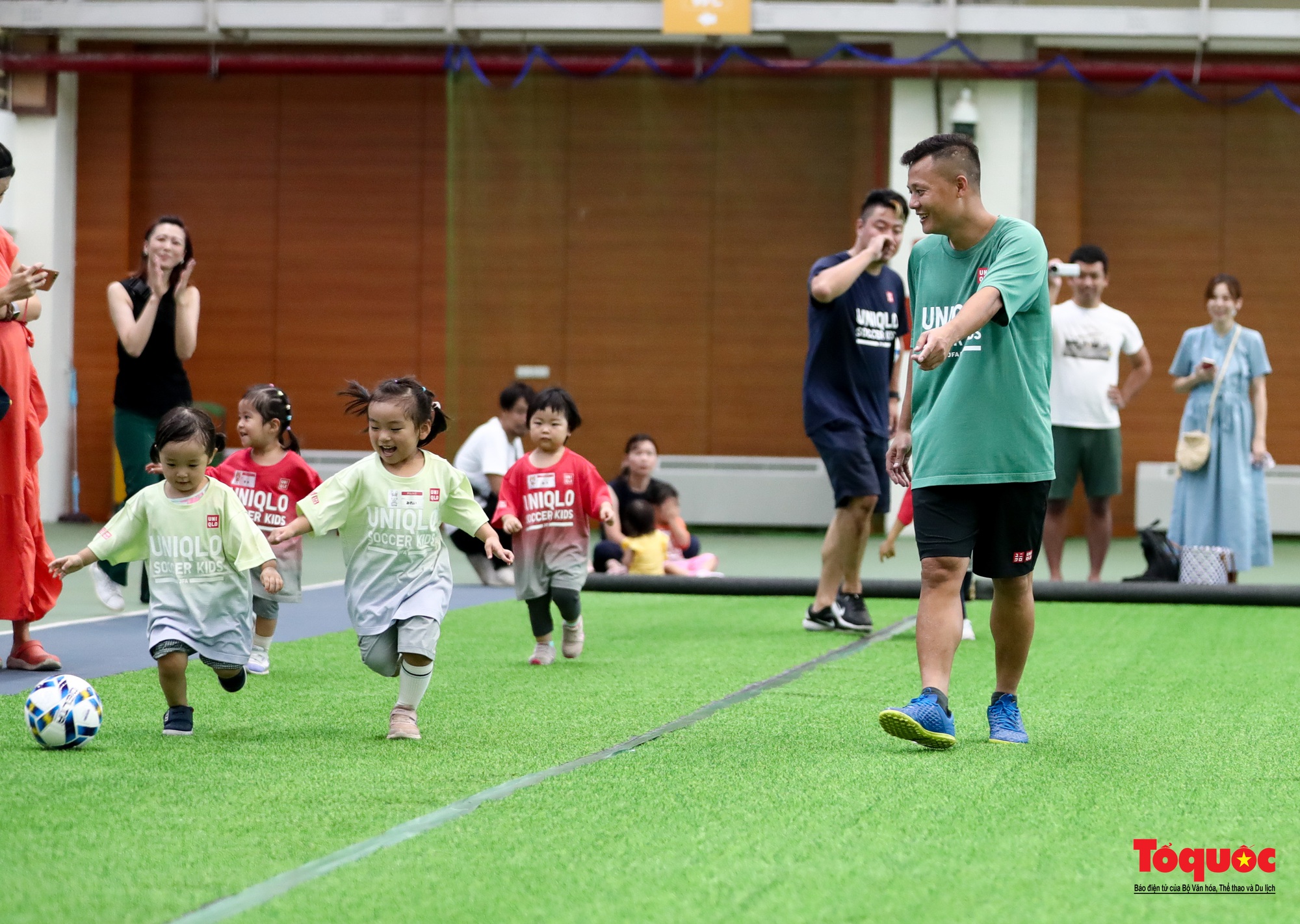 Trẻ em thích thú  trải nghiệm bóng đá thiếu nhi cùng với ngôi sao bóng đá Việt Nam và Nhật Bản - Ảnh 6.