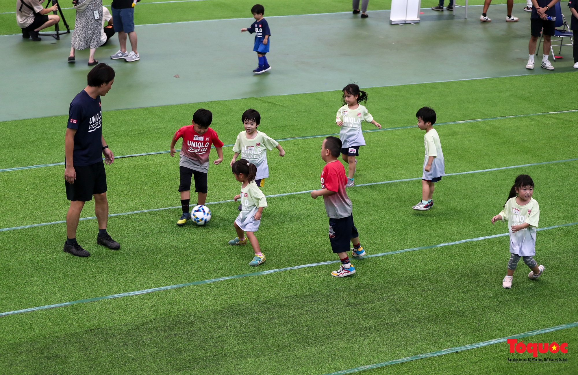 Trẻ em thích thú  trải nghiệm bóng đá thiếu nhi cùng với ngôi sao bóng đá Việt Nam và Nhật Bản - Ảnh 19.