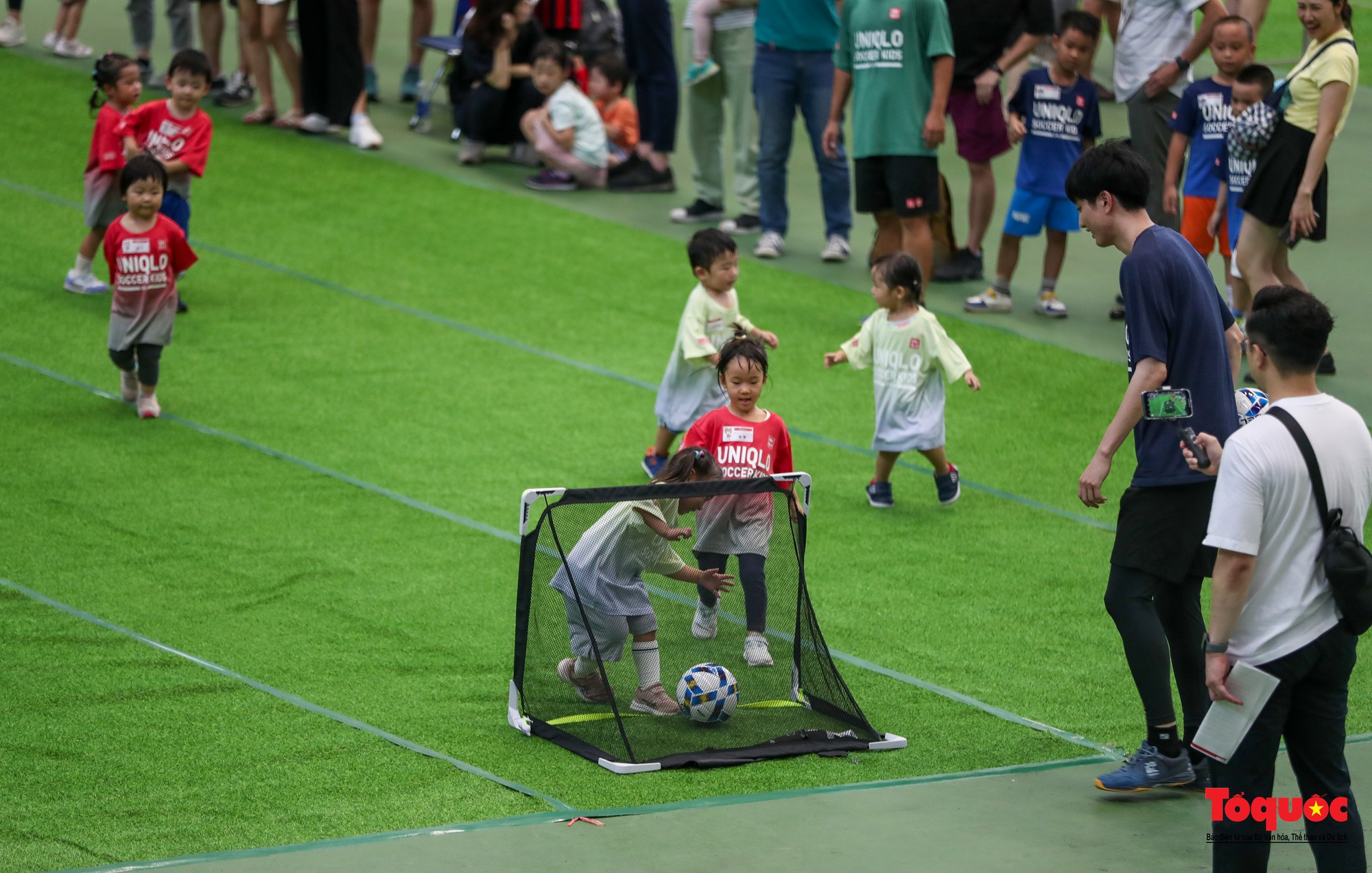 Trẻ em thích thú  trải nghiệm bóng đá thiếu nhi cùng với ngôi sao bóng đá Việt Nam và Nhật Bản - Ảnh 20.