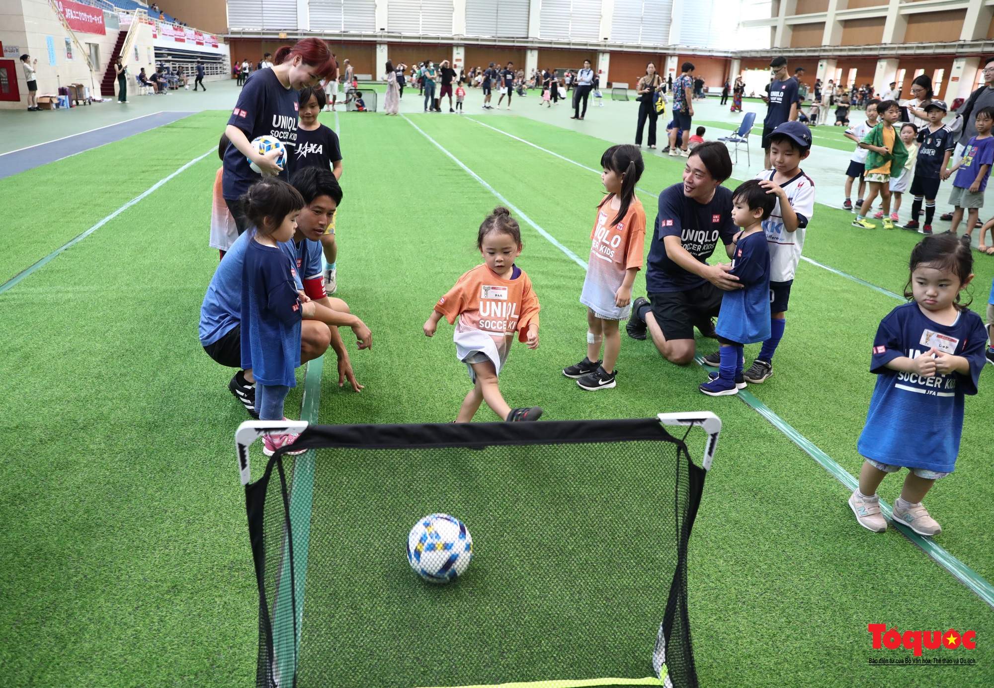 Trẻ em thích thú  trải nghiệm bóng đá thiếu nhi cùng với ngôi sao bóng đá Việt Nam và Nhật Bản - Ảnh 18.