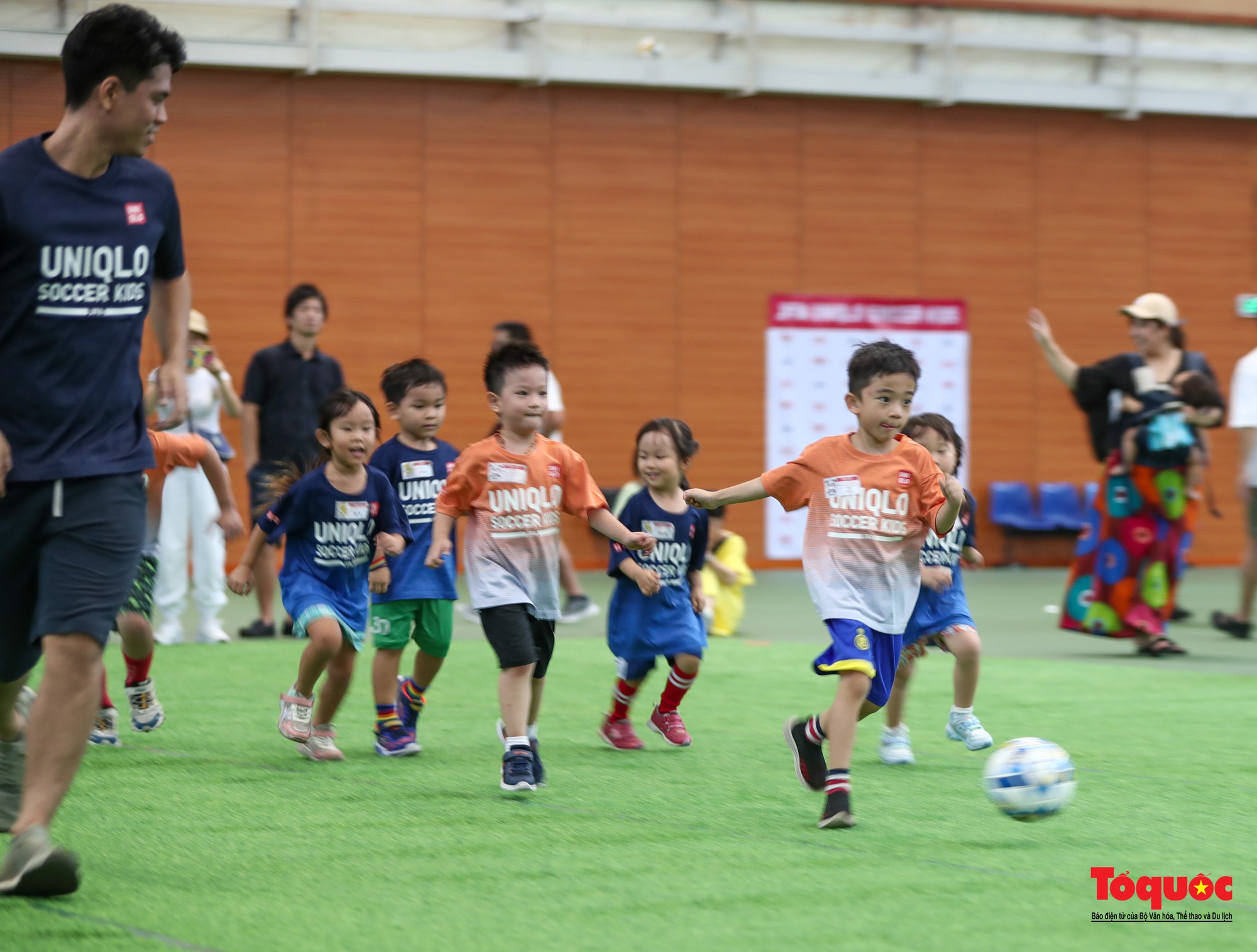 Trẻ em thích thú  trải nghiệm bóng đá thiếu nhi cùng với ngôi sao bóng đá Việt Nam và Nhật Bản - Ảnh 13.