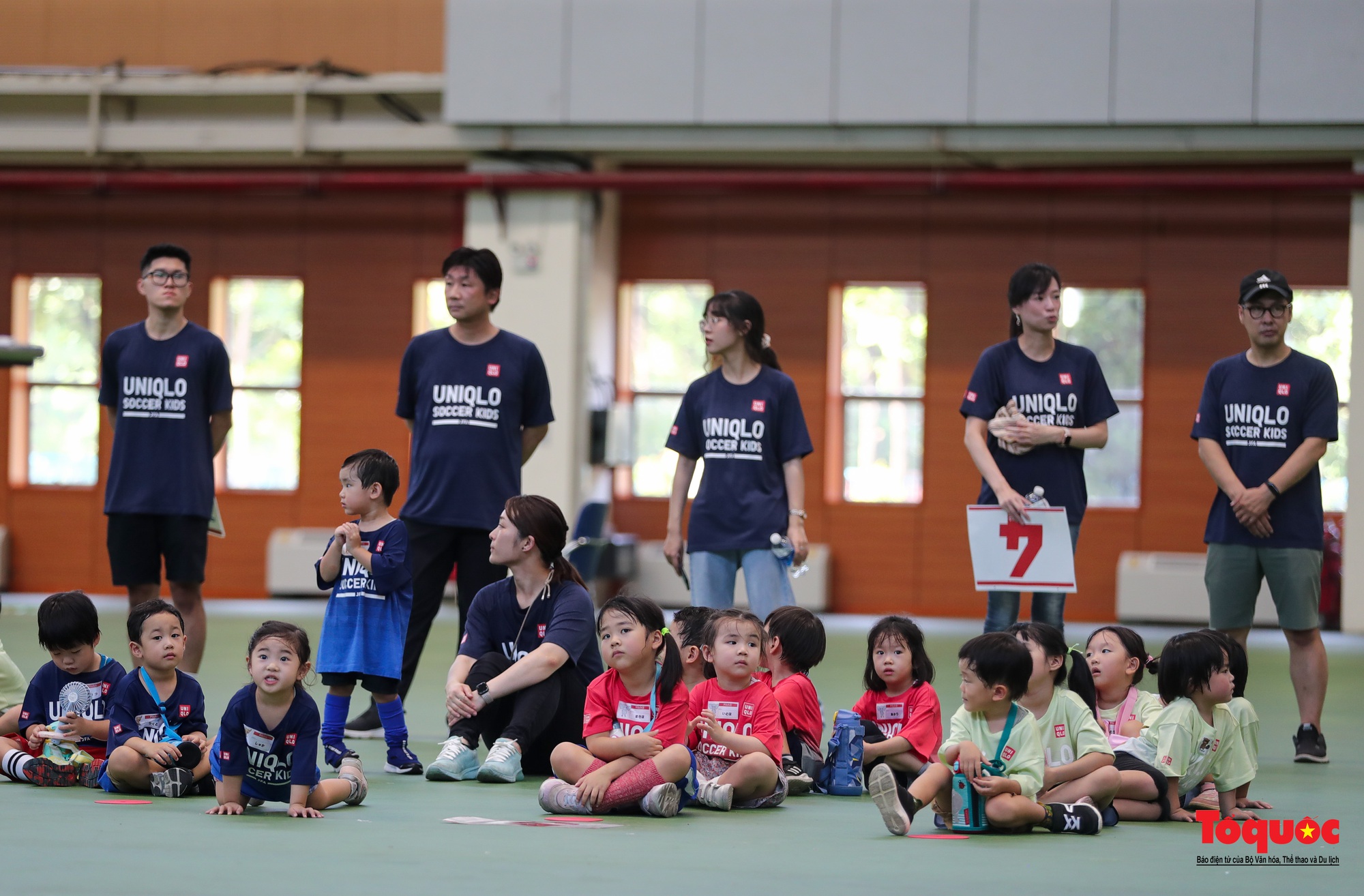 Trẻ em thích thú  trải nghiệm bóng đá thiếu nhi cùng với ngôi sao bóng đá Việt Nam và Nhật Bản - Ảnh 2.