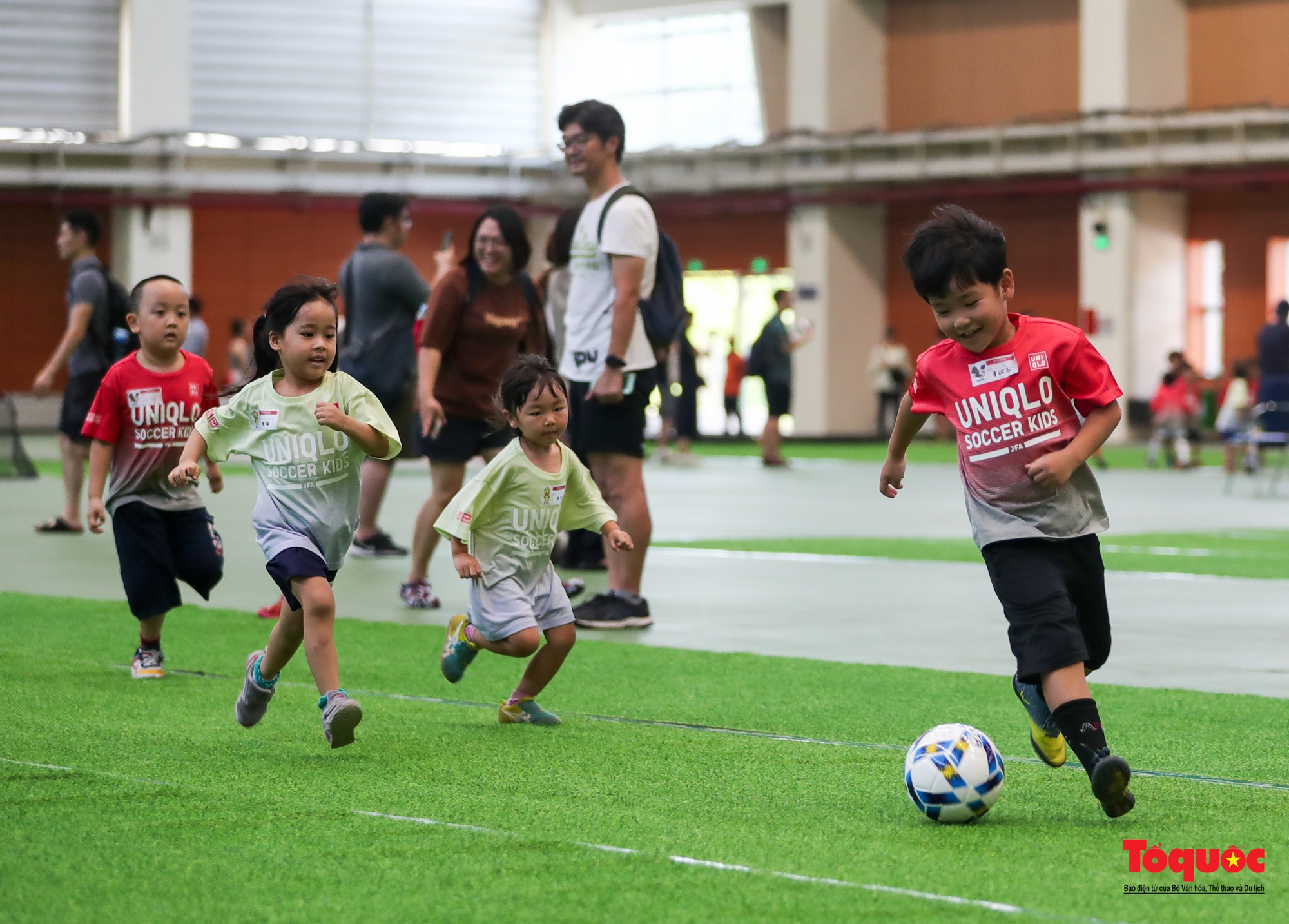 Trẻ em thích thú  trải nghiệm bóng đá thiếu nhi cùng với ngôi sao bóng đá Việt Nam và Nhật Bản - Ảnh 7.