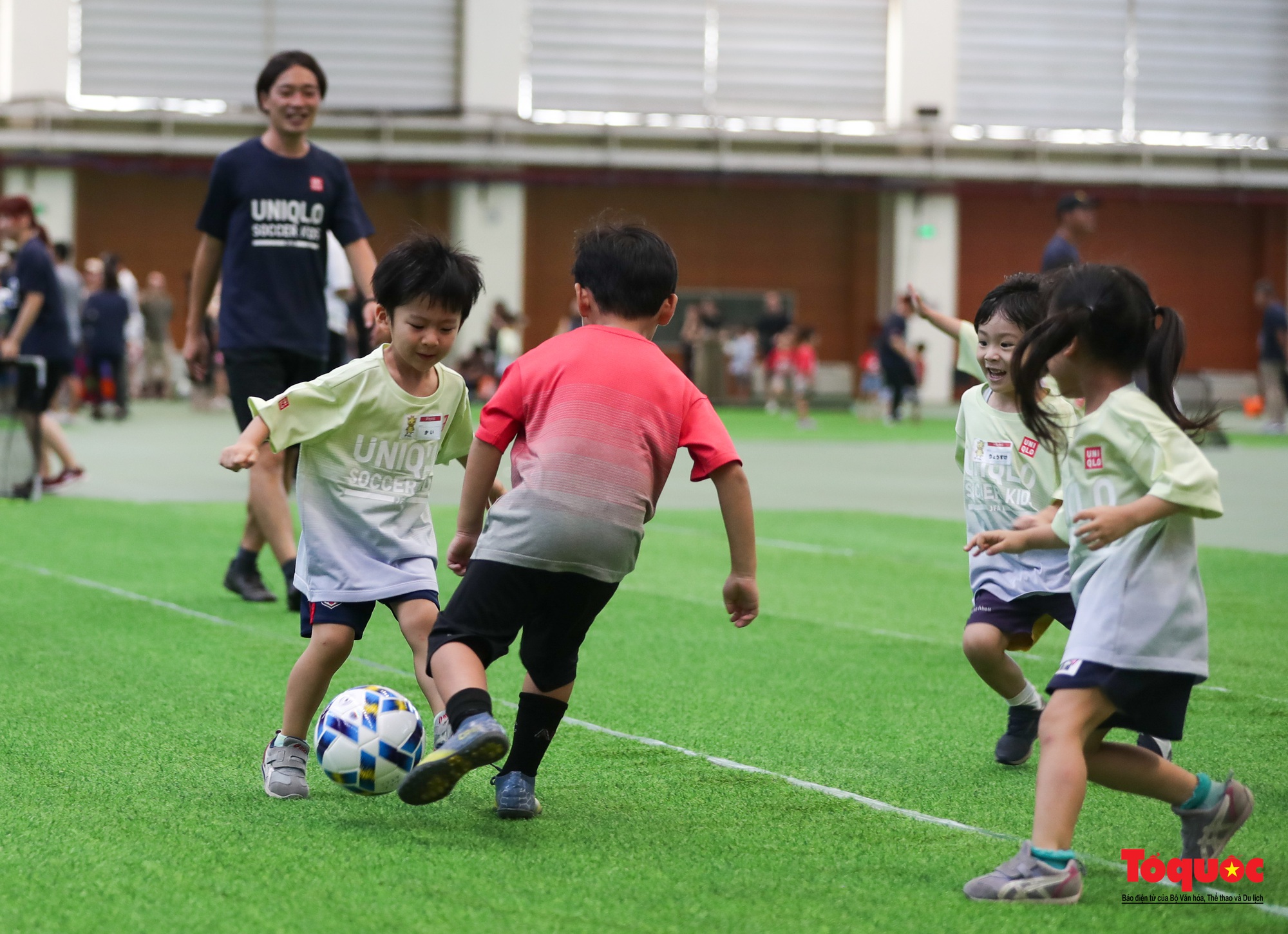 Trẻ em thích thú  trải nghiệm bóng đá thiếu nhi cùng với ngôi sao bóng đá Việt Nam và Nhật Bản - Ảnh 8.