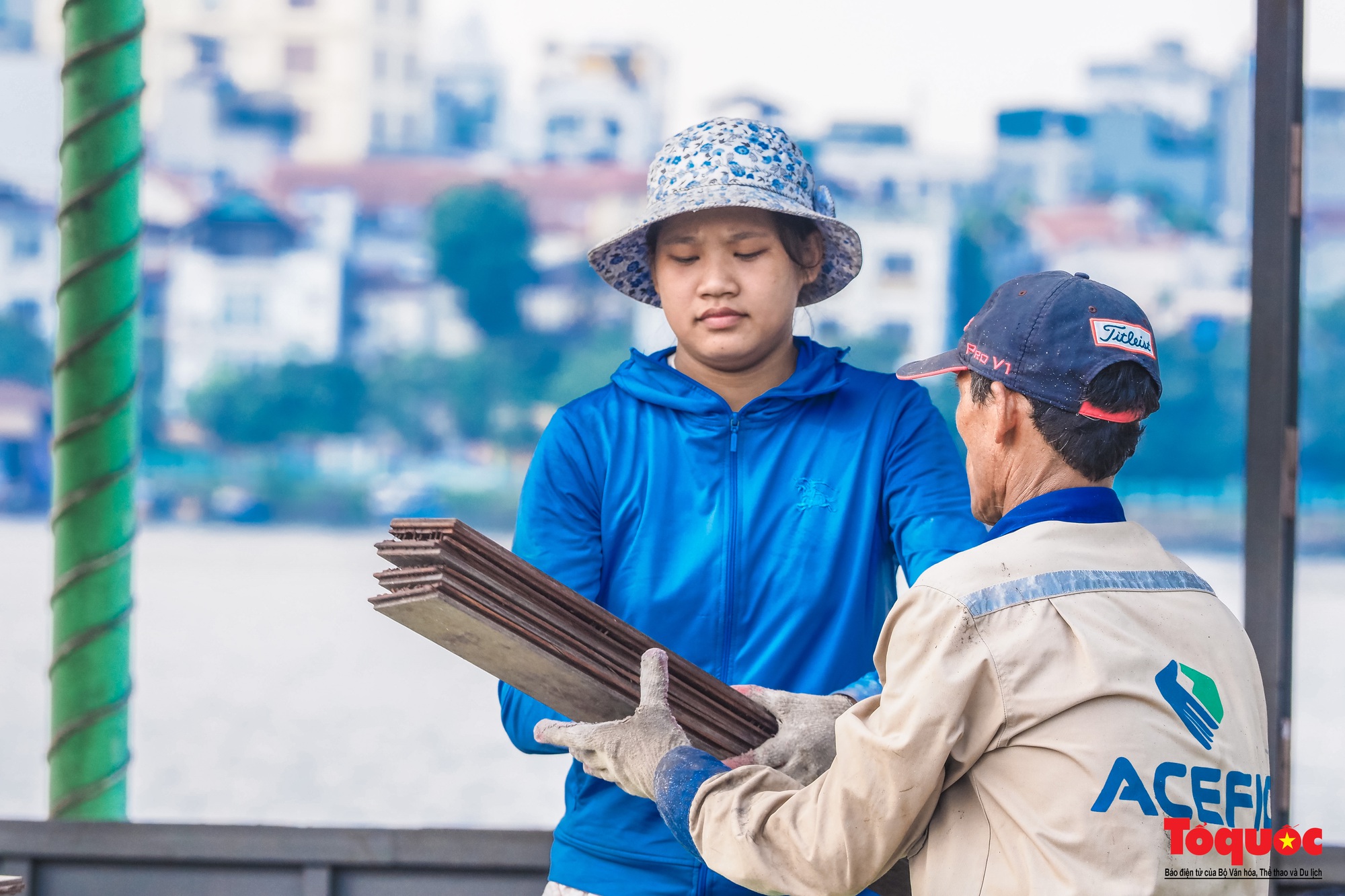 Công nhân đội nắng tháo dỡ du thuyền cũ nát cuối cùng trả lại cảnh quan cho Hồ Tây - Ảnh 9.