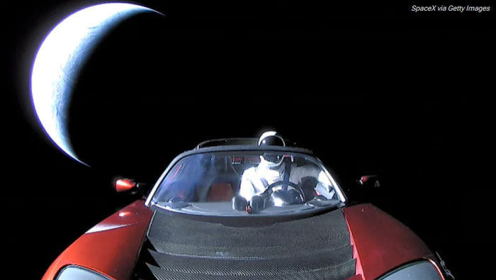 Sau 5 năm được Elon Musk phóng vào vũ trụ, số phận chiếc xe điện Tesla giờ ra sao ? - Ảnh 1.
