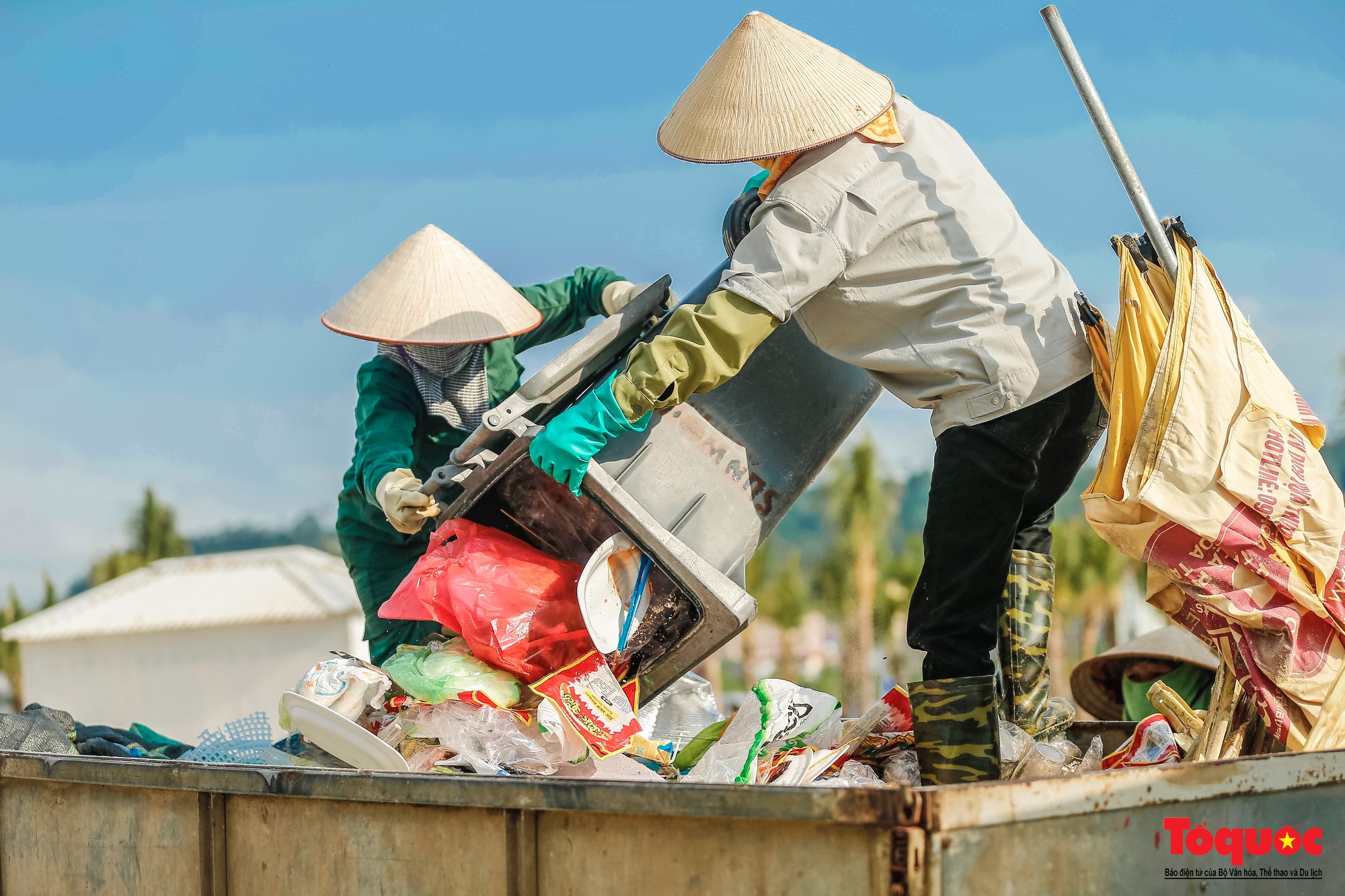 &quot;Đội lửa quét rác&quot; trên vịnh di sản Hạ Long - Ảnh 20.