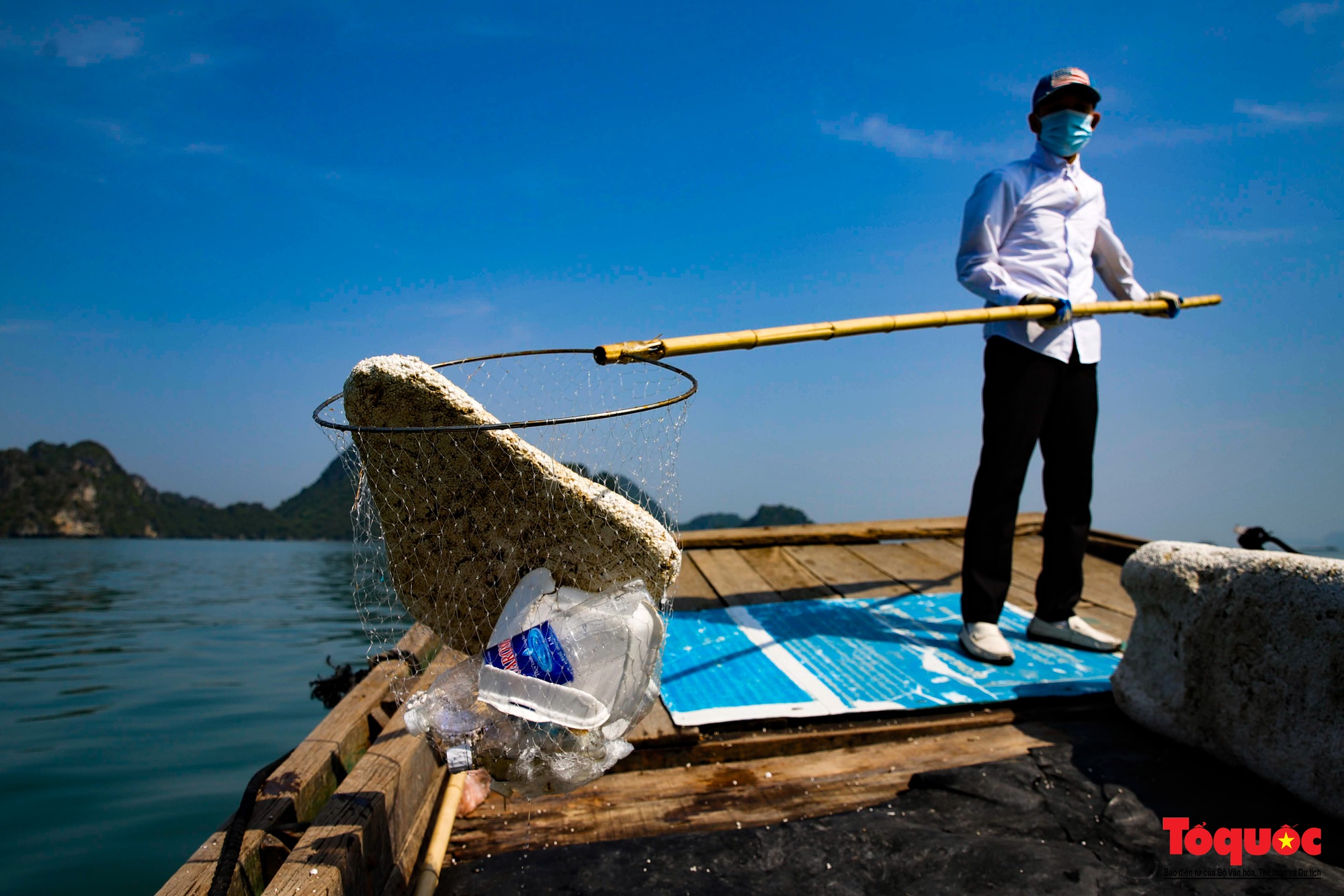 &quot;Đội lửa quét rác&quot; trên vịnh di sản Hạ Long - Ảnh 4.