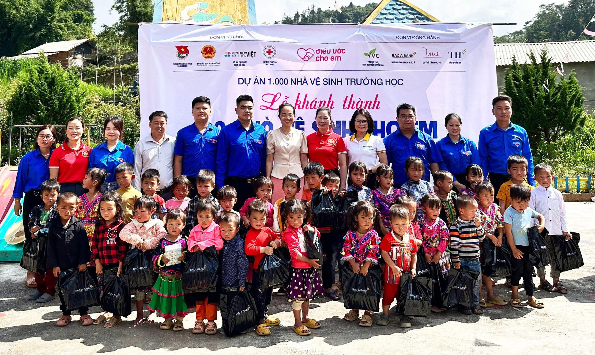 Khánh thành 22 nhà vệ sinh trường học cho học sinh dân tộc thiểu số tại Lào Cai và Lai Châu - Ảnh 1.
