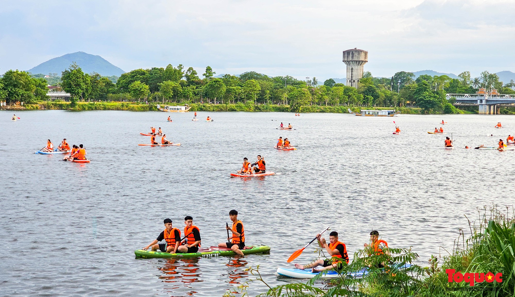 Nắng nóng, người dân đổ ra sông Hương &quot;giải nhiệt&quot; với các hoạt động thể thao - Ảnh 11.