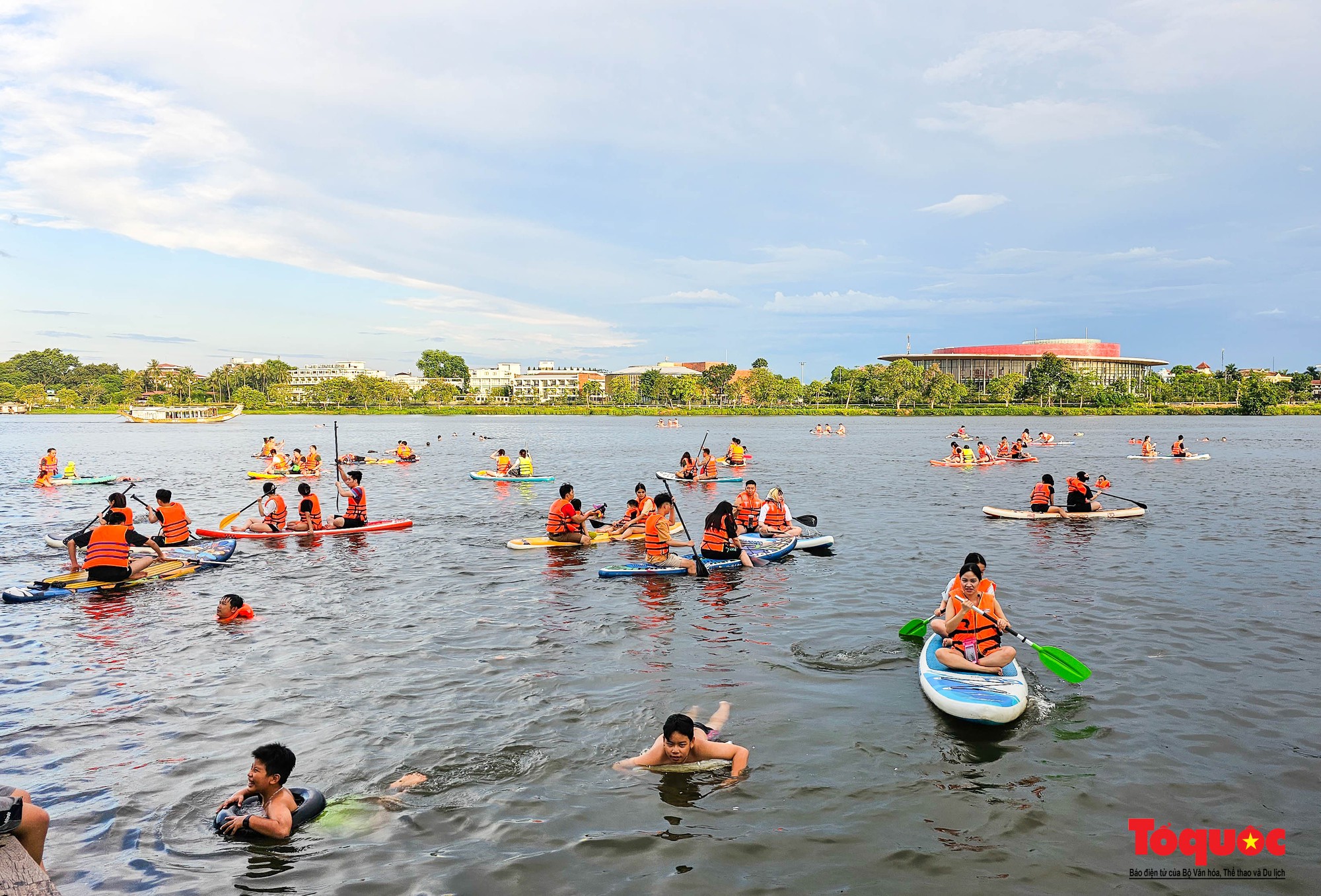 Nắng nóng, người dân đổ ra sông Hương &quot;giải nhiệt&quot; với các hoạt động thể thao - Ảnh 13.