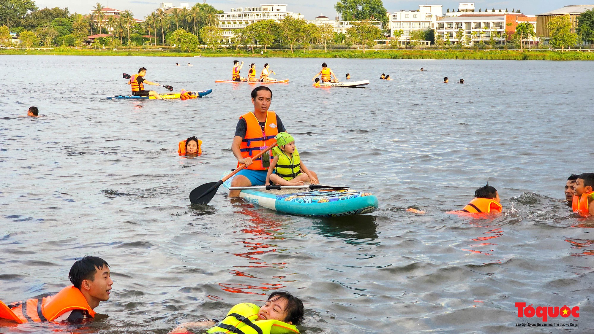 Nắng nóng, người dân đổ ra sông Hương &quot;giải nhiệt&quot; với các hoạt động thể thao - Ảnh 5.