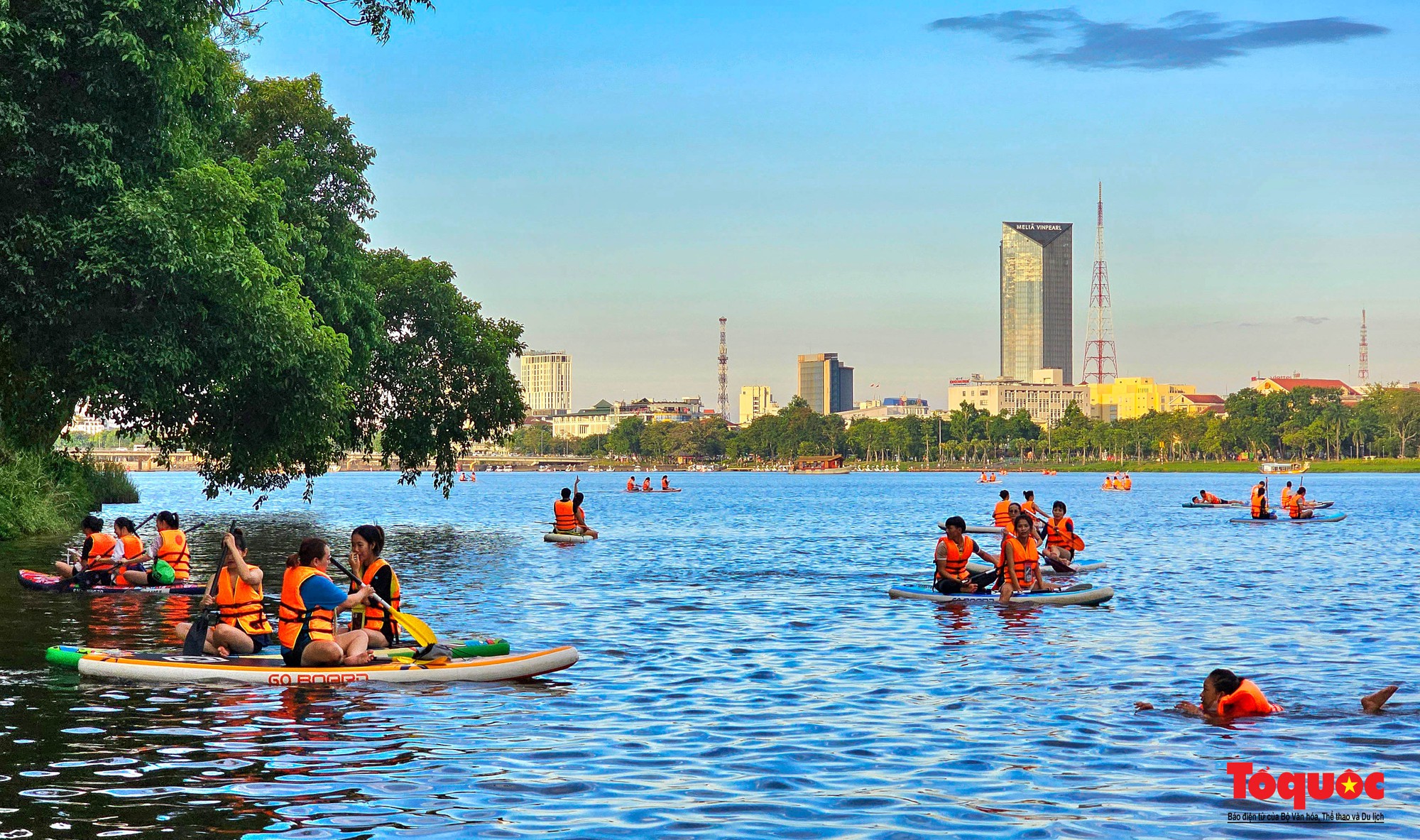 Nắng nóng, người dân đổ ra sông Hương &quot;giải nhiệt&quot; với các hoạt động thể thao - Ảnh 8.