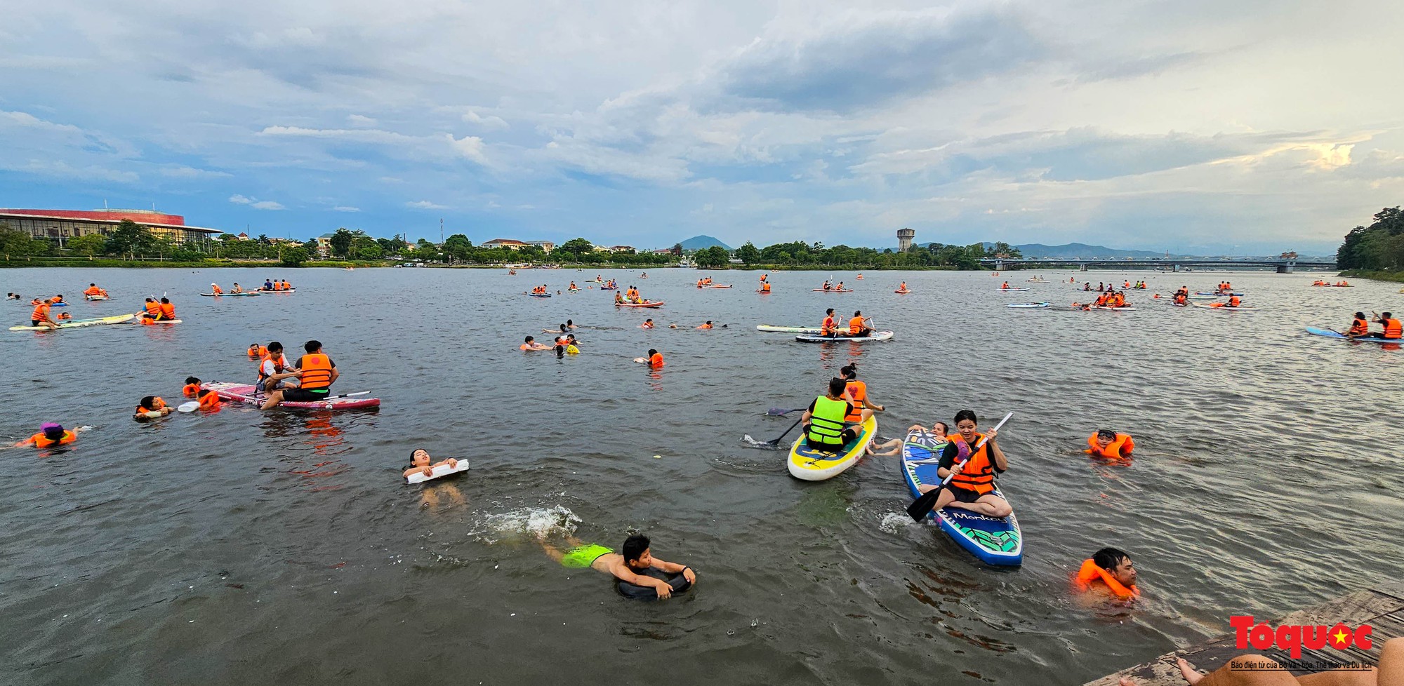 Nắng nóng, người dân đổ ra sông Hương &quot;giải nhiệt&quot; với các hoạt động thể thao - Ảnh 4.
