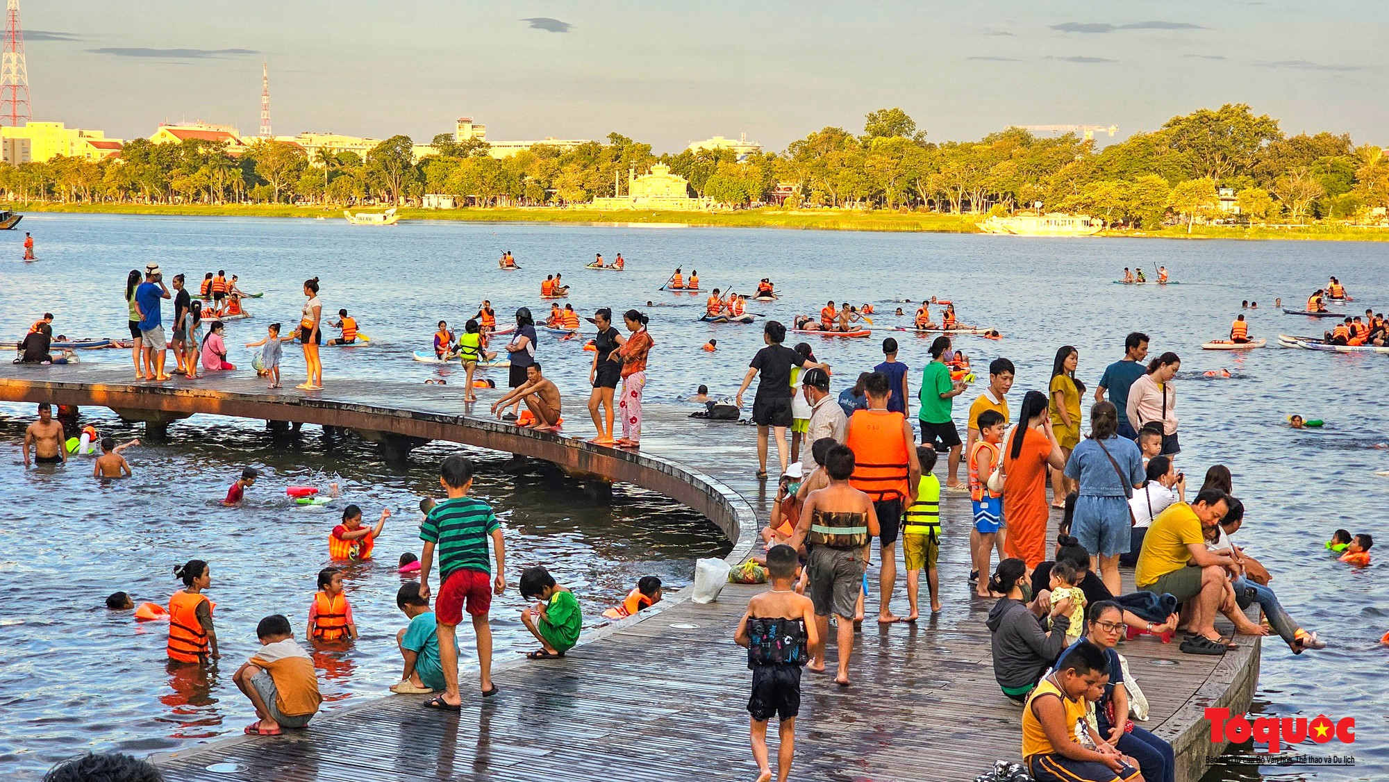 Nắng nóng, người dân đổ ra sông Hương &quot;giải nhiệt&quot; với các hoạt động thể thao - Ảnh 2.