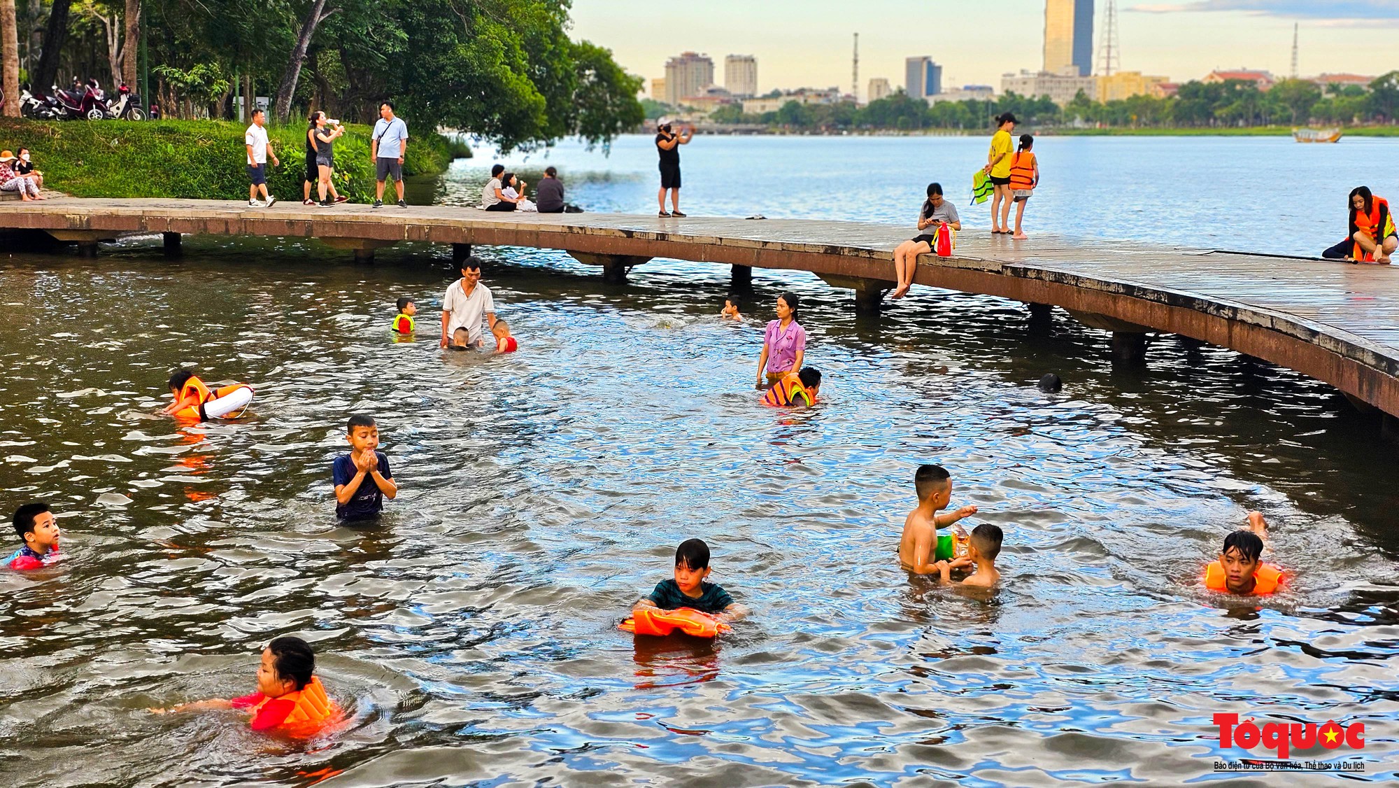 Nắng nóng, người dân đổ ra sông Hương &quot;giải nhiệt&quot; với các hoạt động thể thao - Ảnh 6.