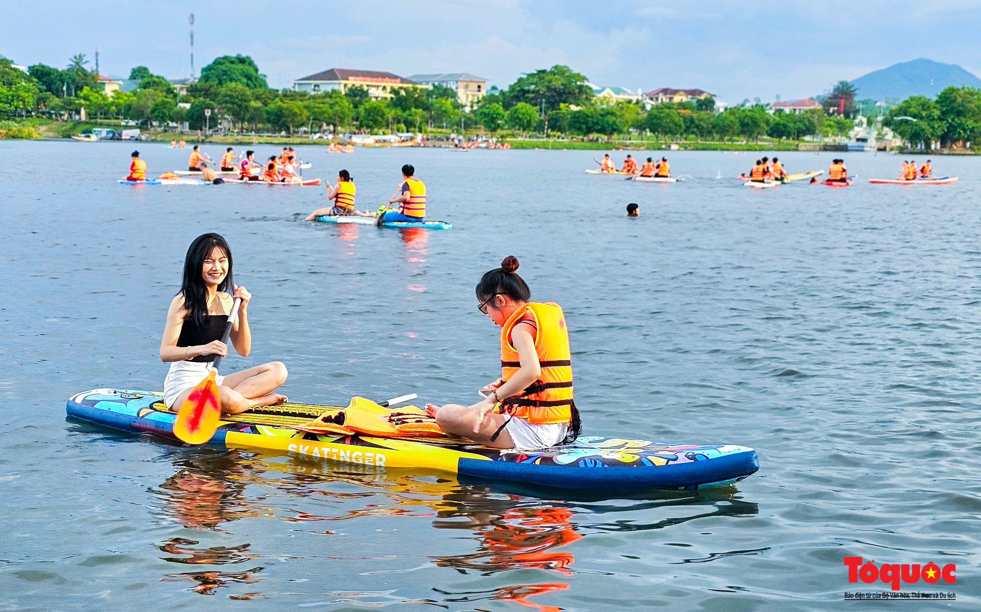 Nắng nóng, người dân đổ ra sông Hương &quot;giải nhiệt&quot; với các hoạt động thể thao - Ảnh 10.