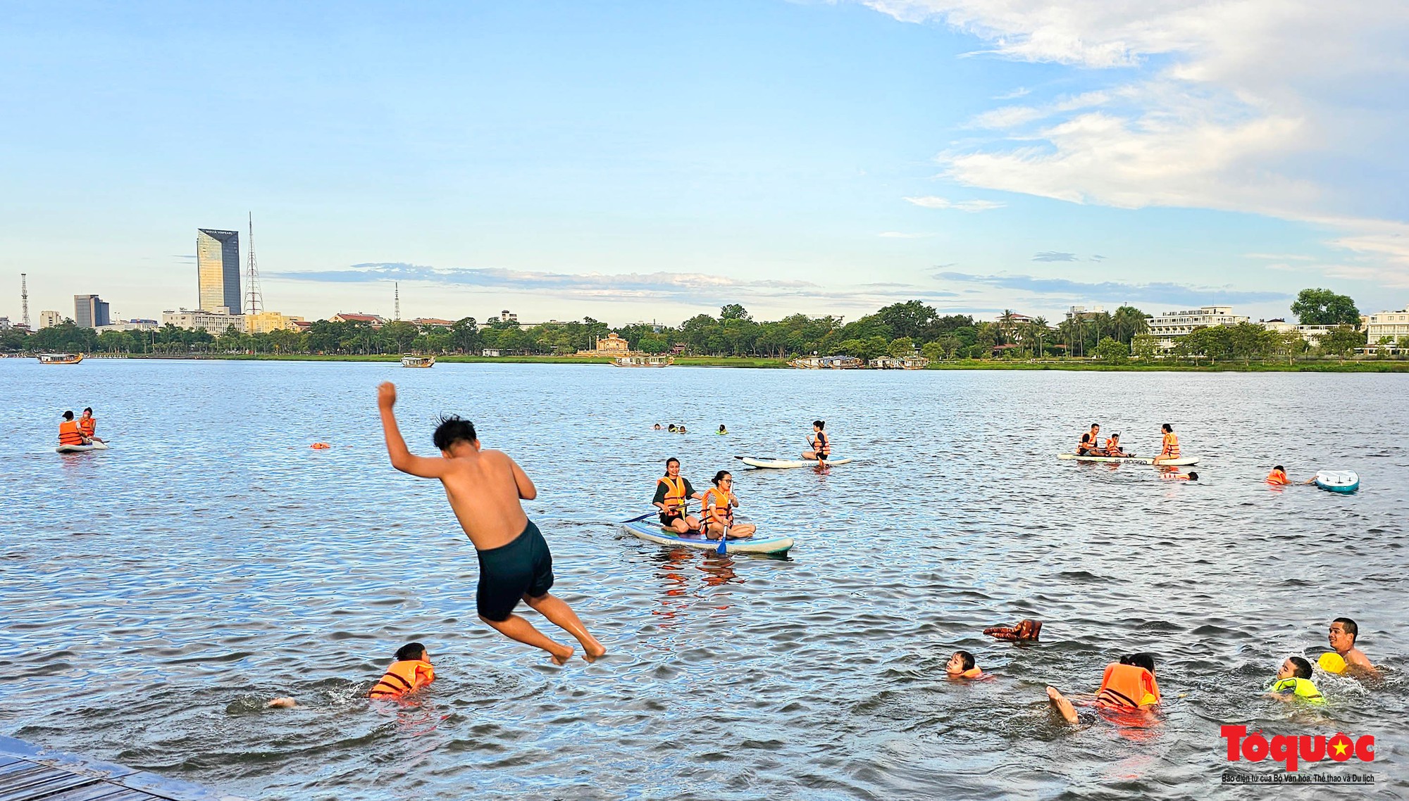 Nắng nóng, người dân đổ ra sông Hương &quot;giải nhiệt&quot; với các hoạt động thể thao - Ảnh 7.