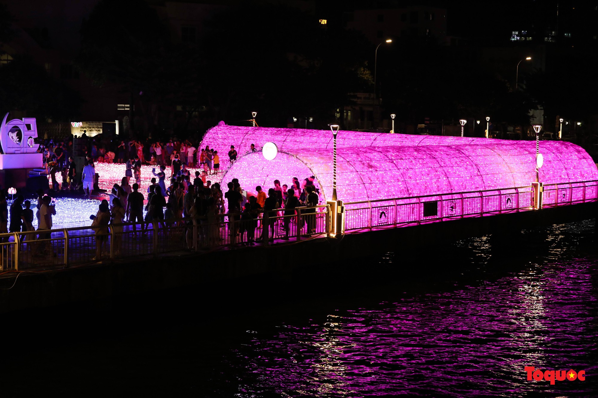 Người dân và du khách thích thú “check-in” không gian ánh sáng nghệ thuật bên sông Hàn  - Ảnh 1.
