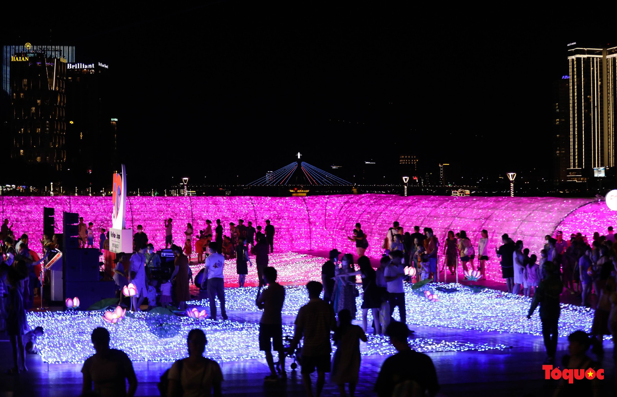 Người dân và du khách thích thú “check-in” không gian ánh sáng nghệ thuật bên sông Hàn  - Ảnh 4.