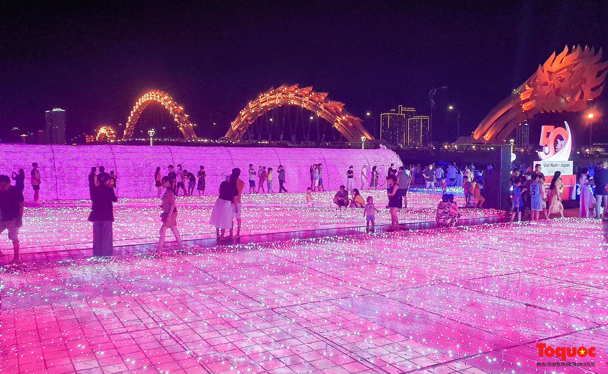 Người dân và du khách thích thú “check-in” không gian ánh sáng nghệ thuật bên sông Hàn  - Ảnh 5.