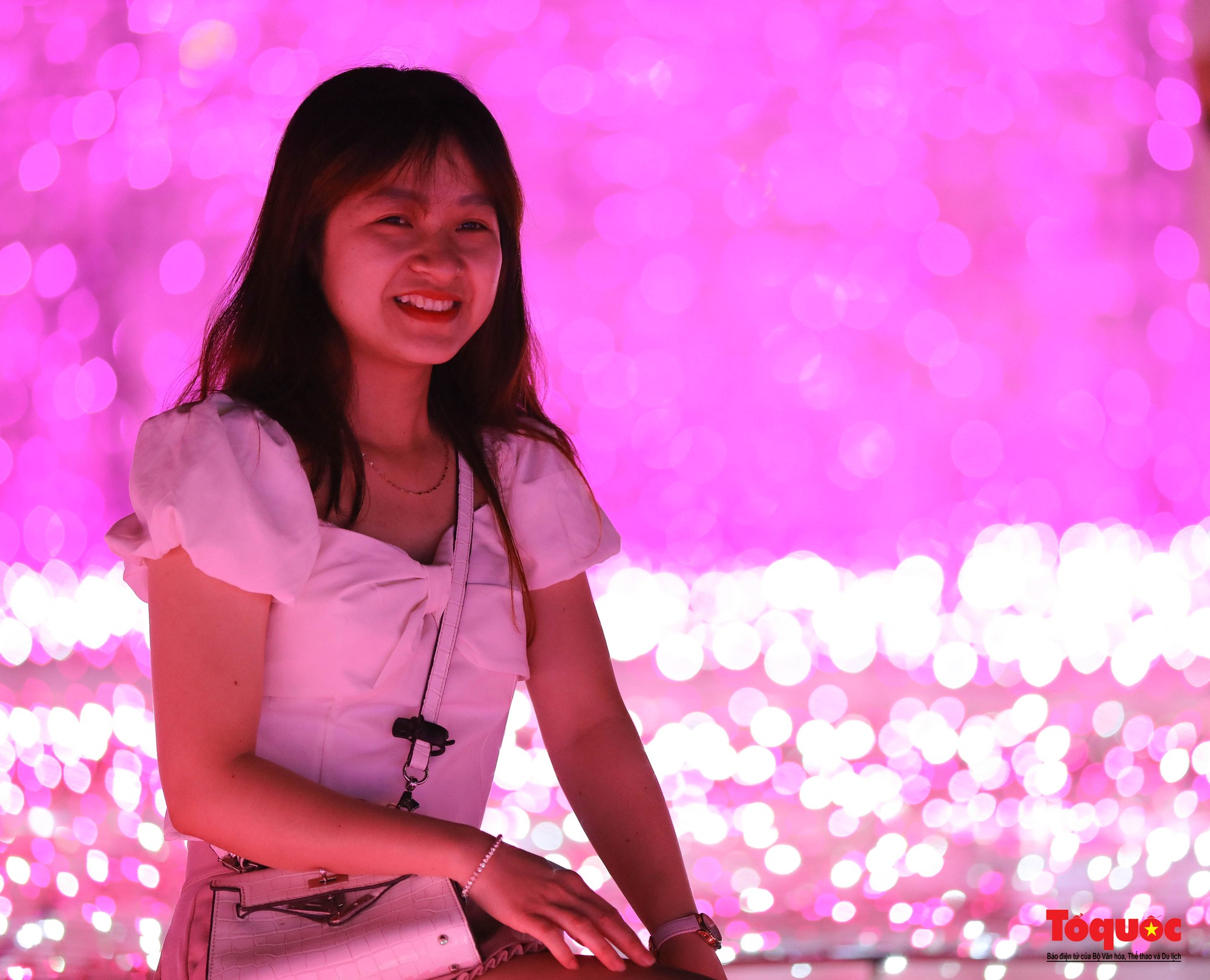 Người dân và du khách thích thú “check-in” không gian ánh sáng nghệ thuật bên sông Hàn  - Ảnh 9.