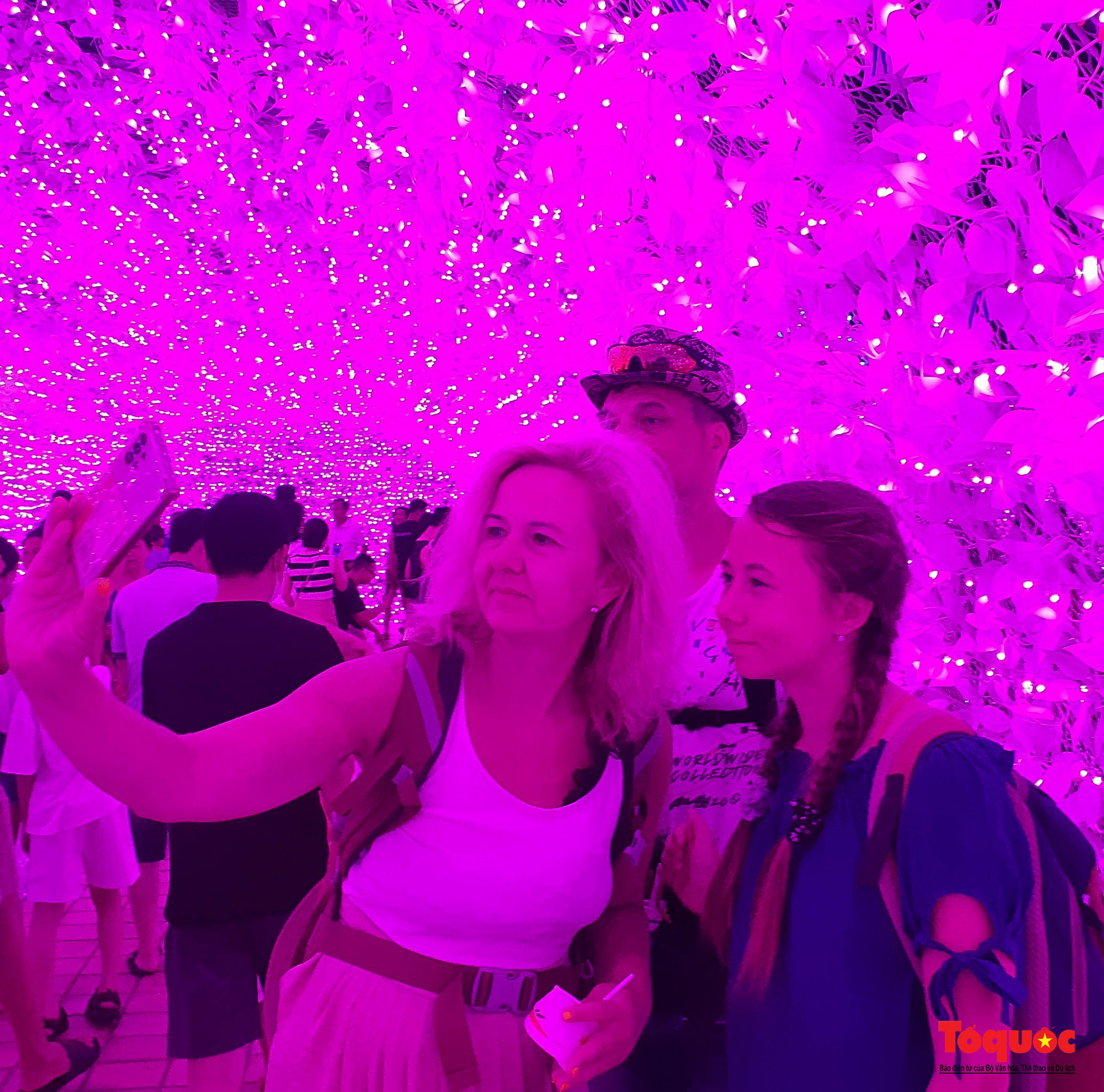 Người dân và du khách thích thú “check-in” không gian ánh sáng nghệ thuật bên sông Hàn  - Ảnh 10.