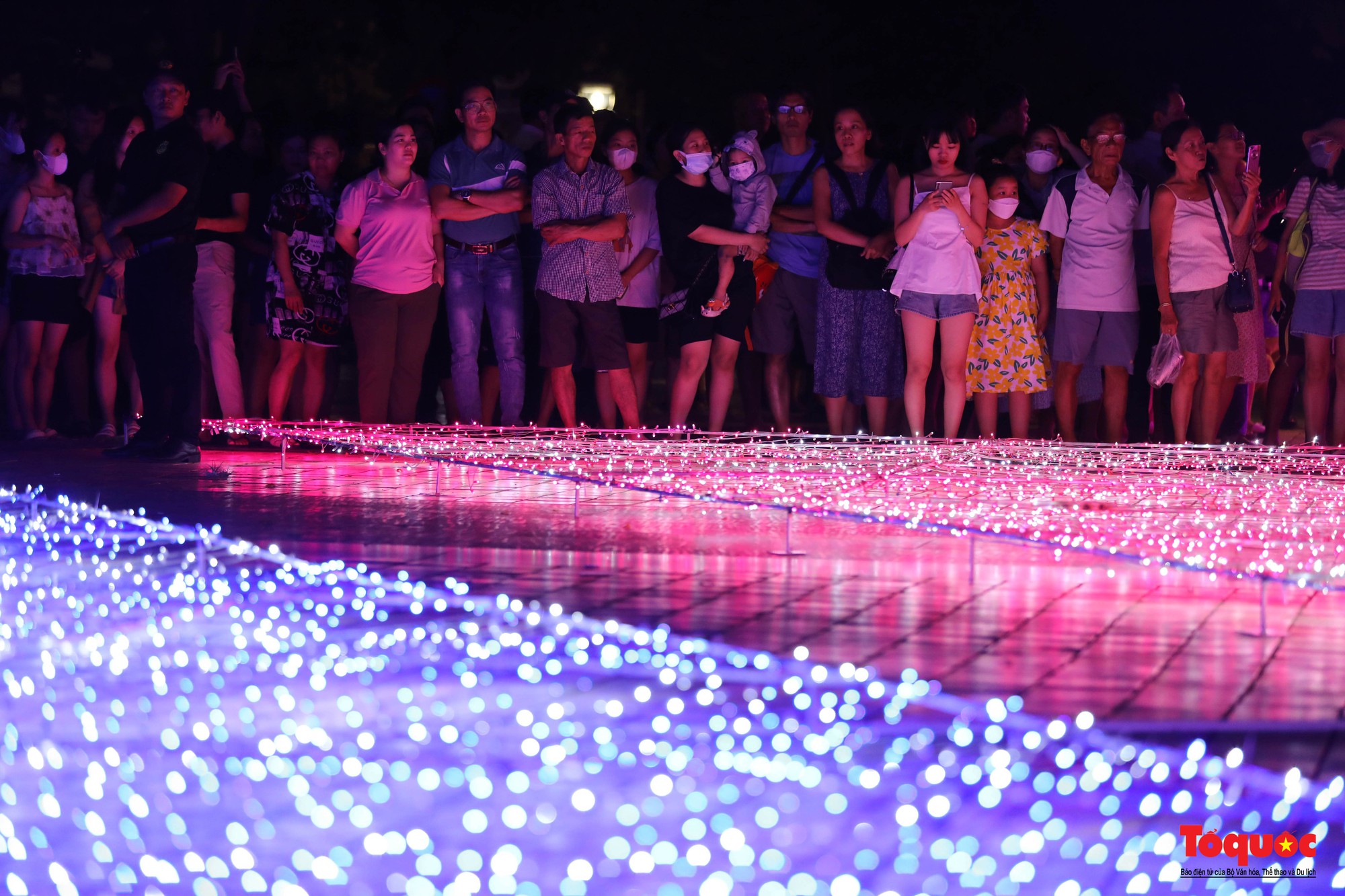 Người dân và du khách thích thú “check-in” không gian ánh sáng nghệ thuật bên sông Hàn  - Ảnh 6.