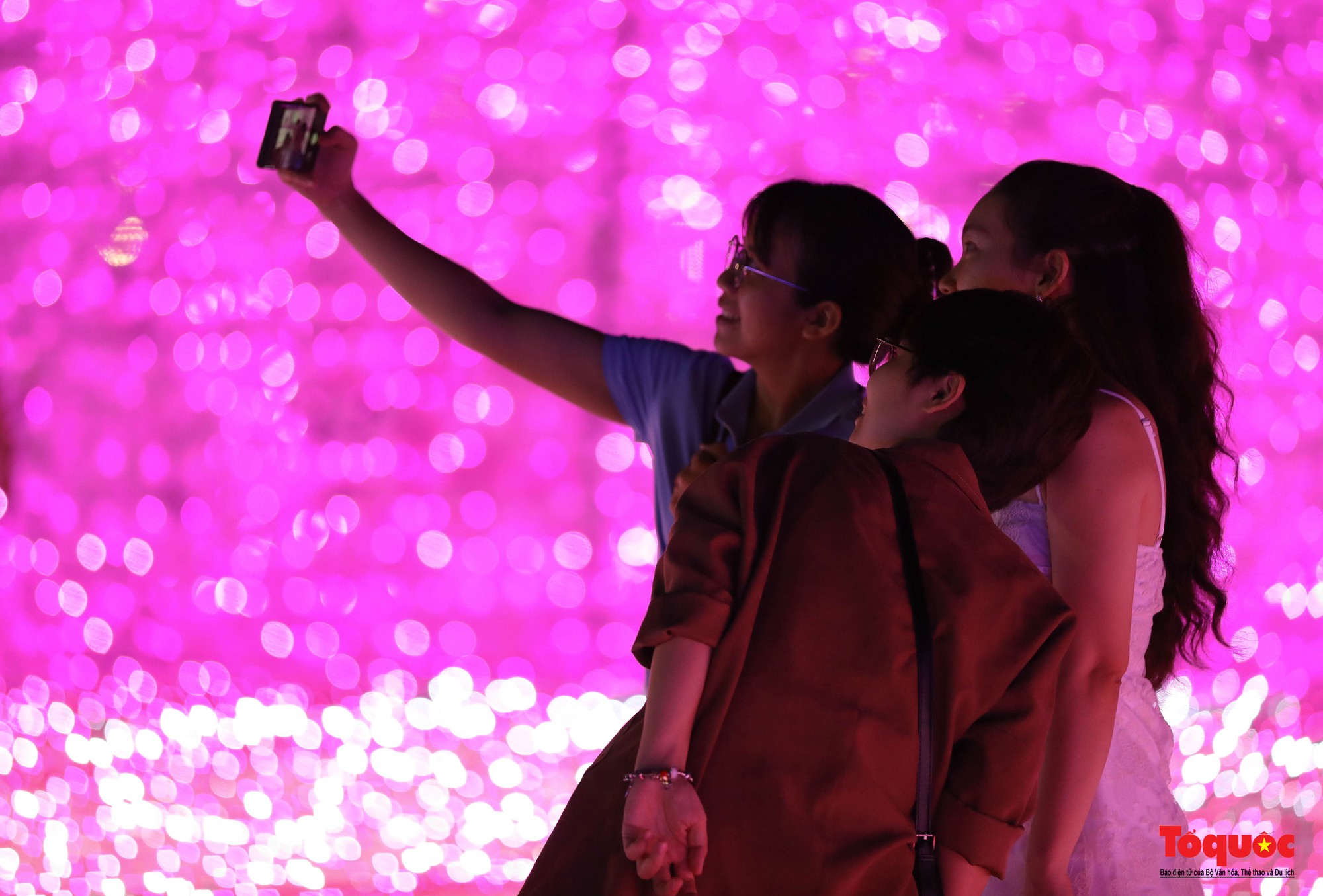 Người dân và du khách thích thú “check-in” không gian ánh sáng nghệ thuật bên sông Hàn  - Ảnh 12.