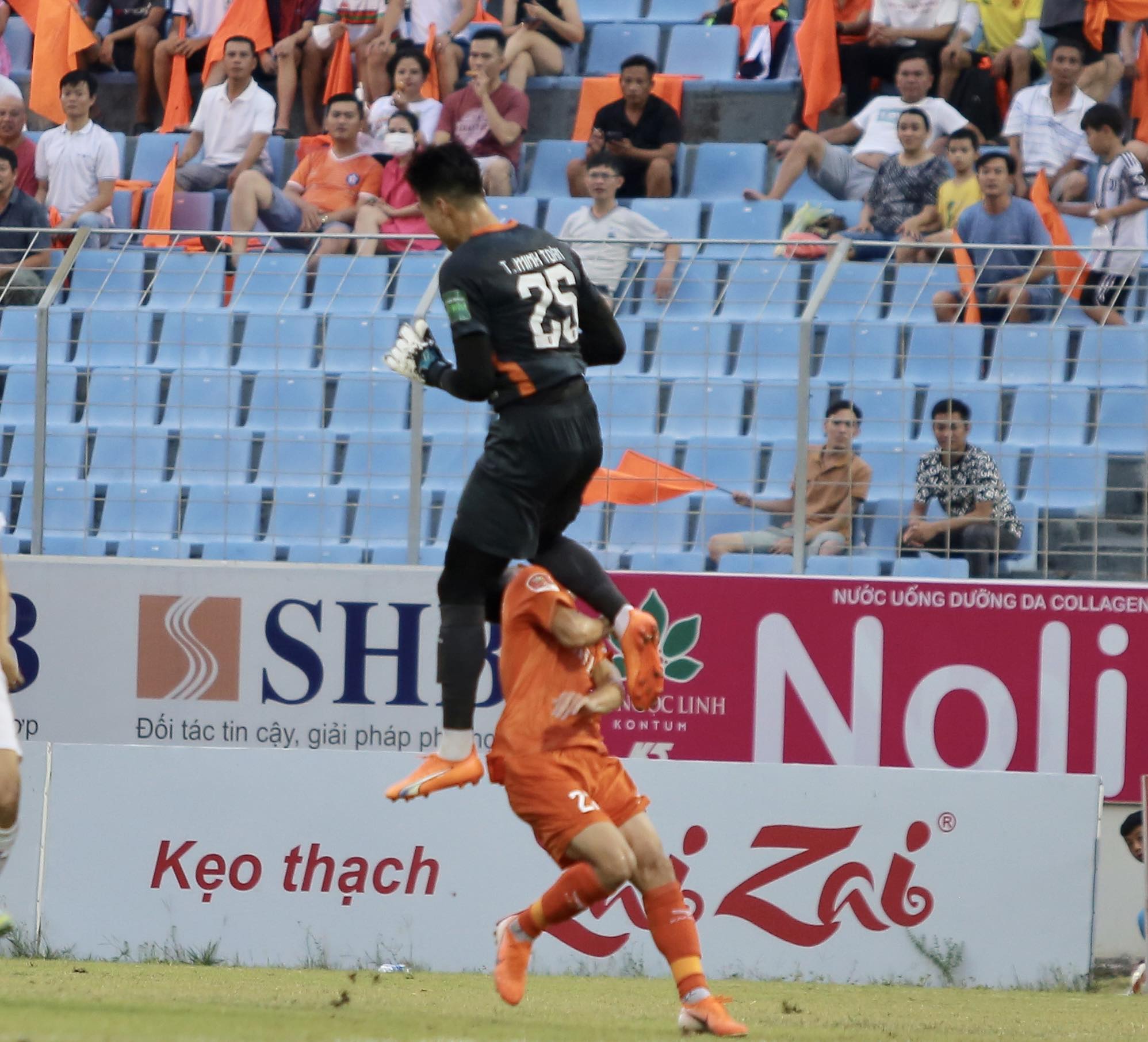 Nhận trọn đầu gối của thủ môn đội Bình Dương, cầu thủ Đà Nẵng phải đi cấp  cứu gấp