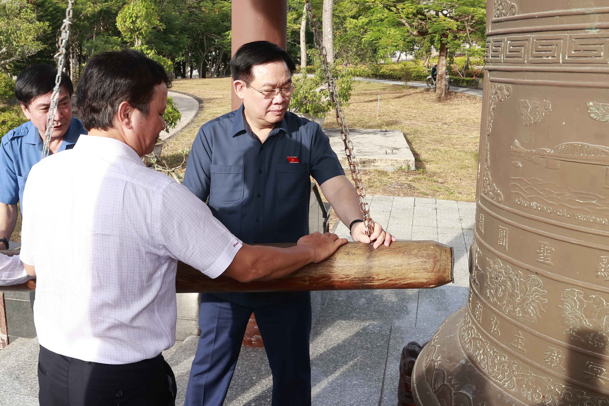 Chủ tịch Quốc hội dâng hương tưởng nhớ các Anh hùng Liệt sĩ tại Nghĩa trang liệt sỹ thành phố Huế - Ảnh 3.