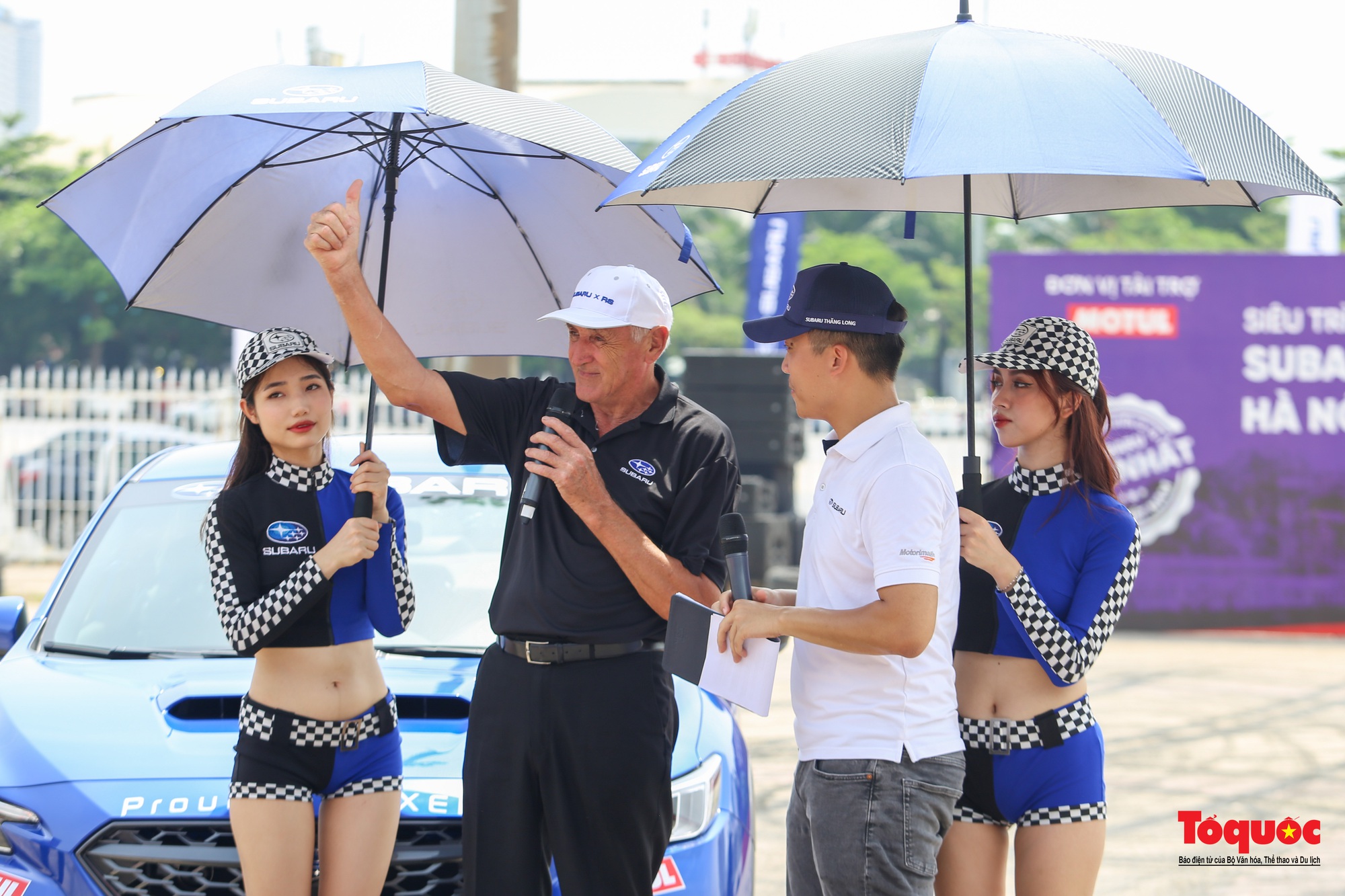 Người dân đội nắng xem kỷ lục gia thế giới trình diễn ô tô mạo hiểm tại Hà Nội - Ảnh 2.