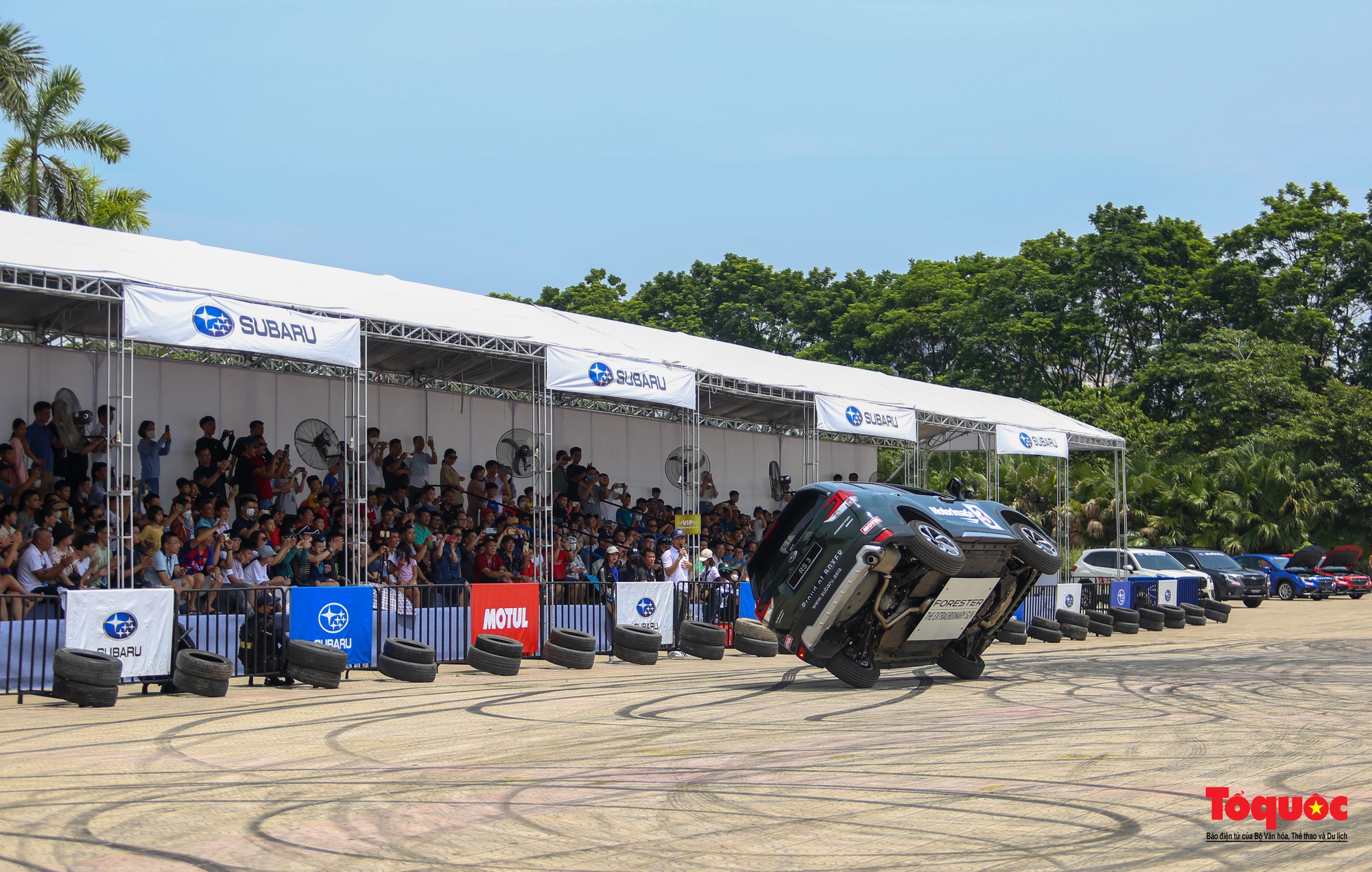 Người dân đội nắng xem kỷ lục gia thế giới trình diễn ô tô mạo hiểm tại Hà Nội - Ảnh 1.
