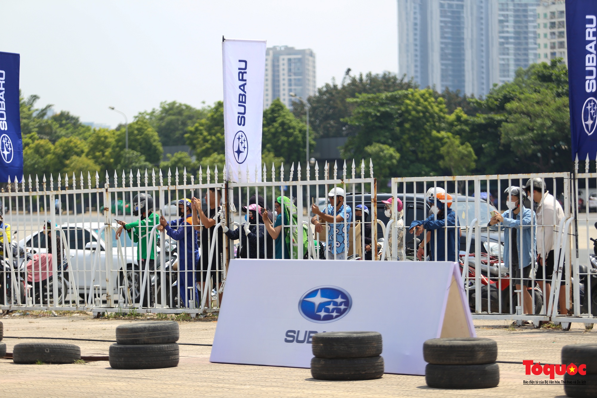 Người dân đội nắng xem kỷ lục gia thế giới trình diễn ô tô mạo hiểm tại Hà Nội - Ảnh 13.