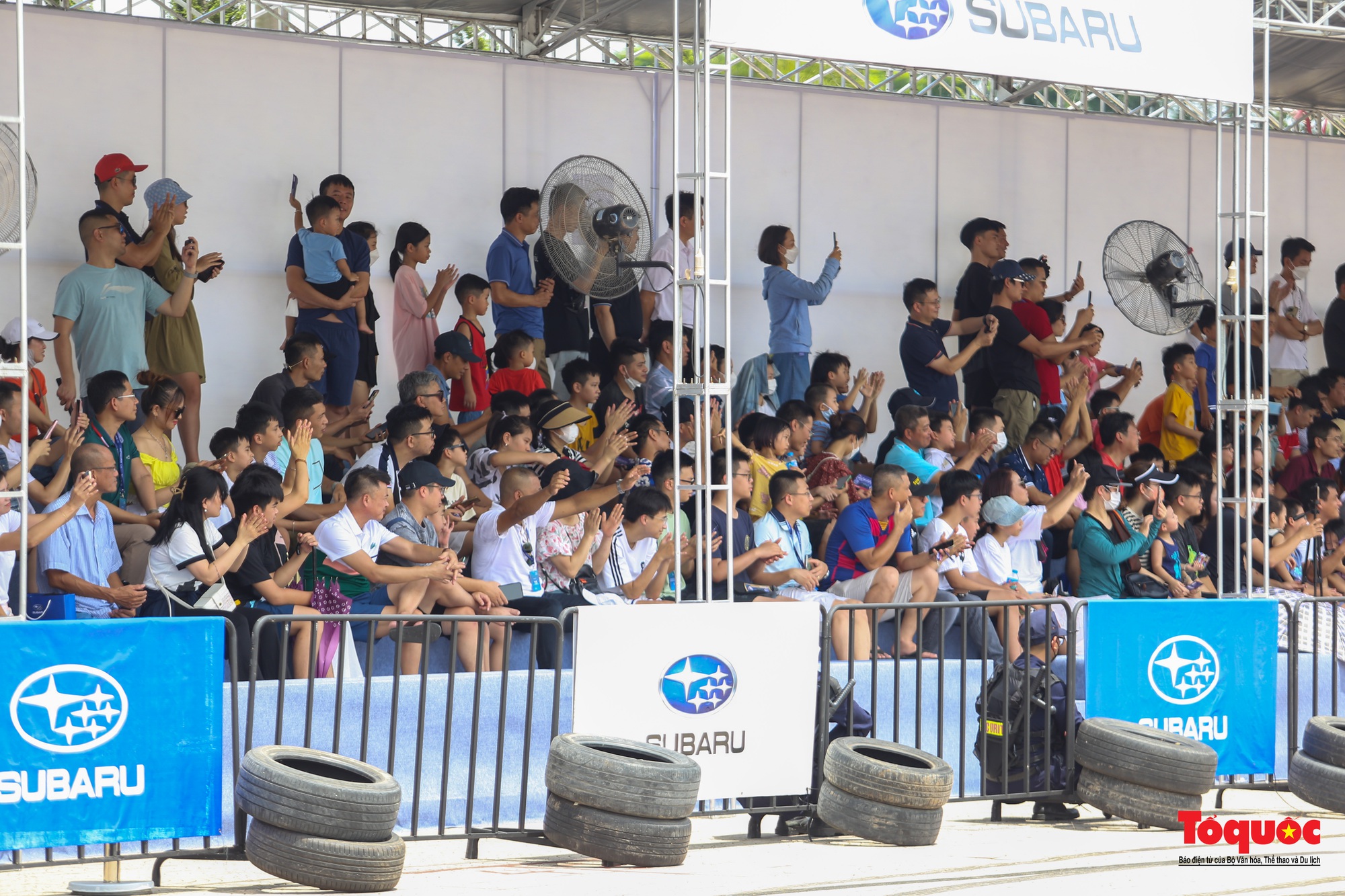Người dân đội nắng xem kỷ lục gia thế giới trình diễn ô tô mạo hiểm tại Hà Nội - Ảnh 8.