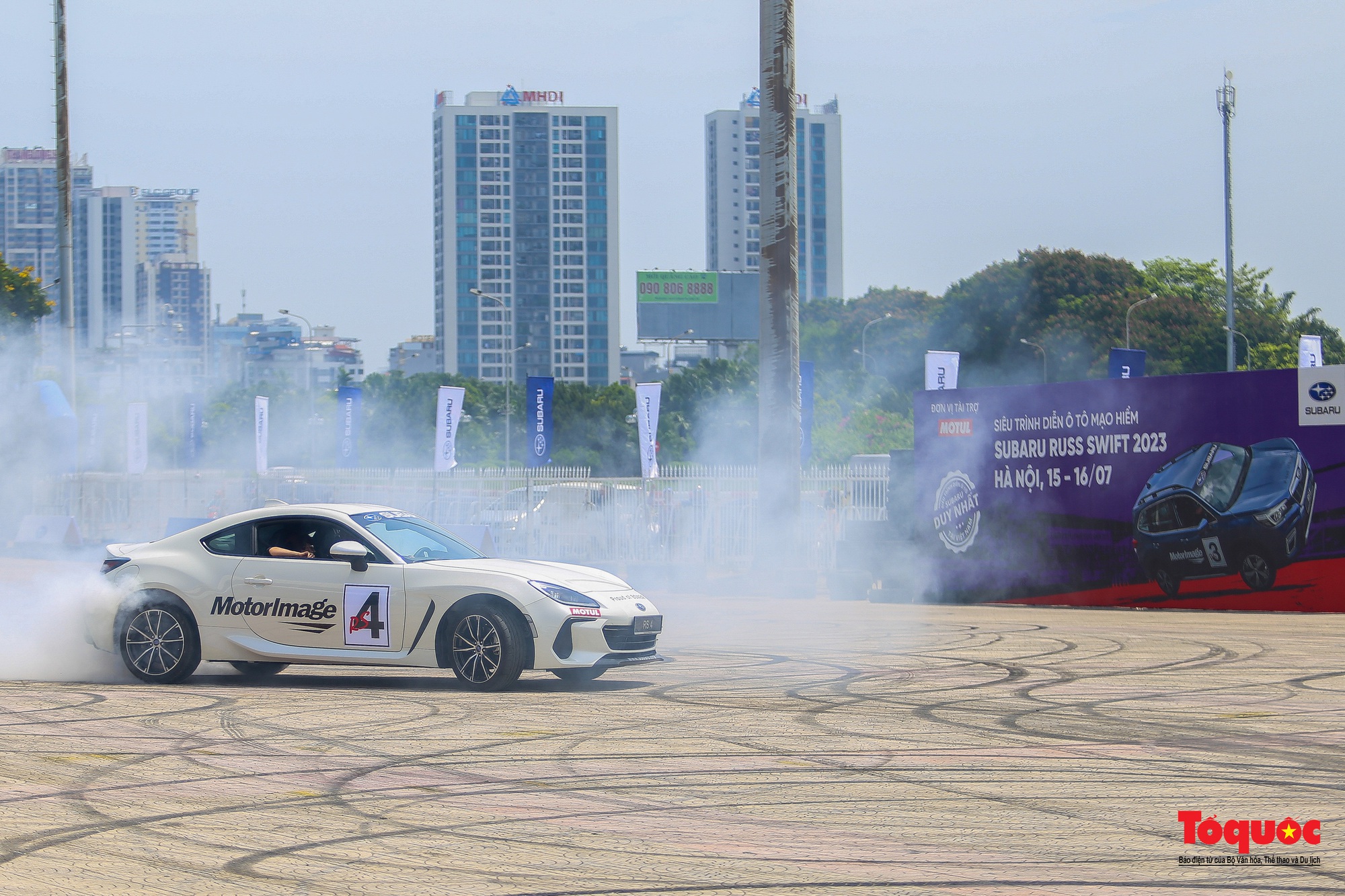 Người dân đội nắng xem kỷ lục gia thế giới trình diễn ô tô mạo hiểm tại Hà Nội - Ảnh 5.