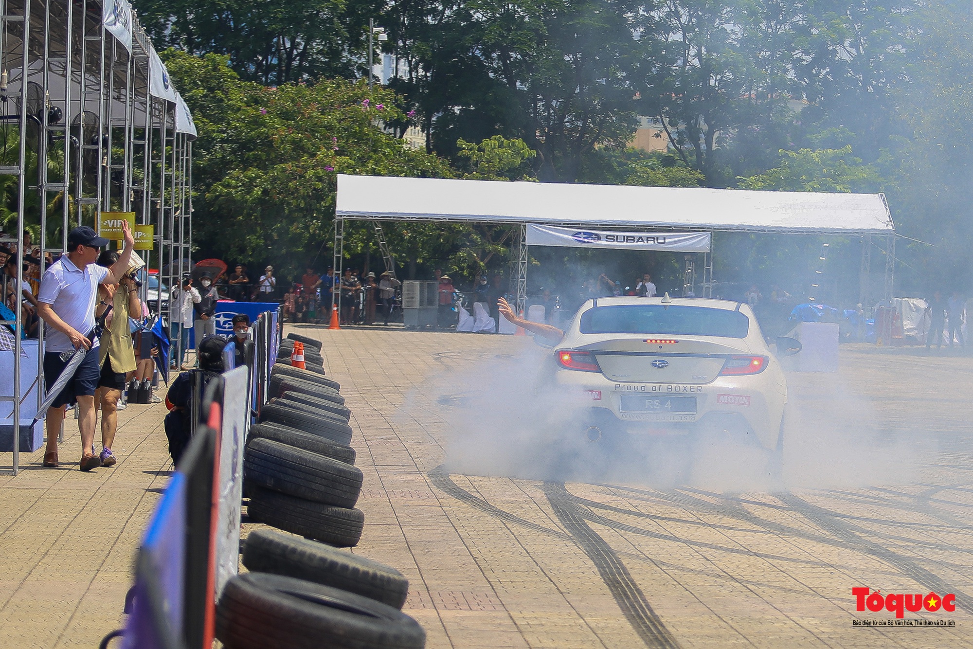 Người dân đội nắng xem kỷ lục gia thế giới trình diễn ô tô mạo hiểm tại Hà Nội - Ảnh 9.