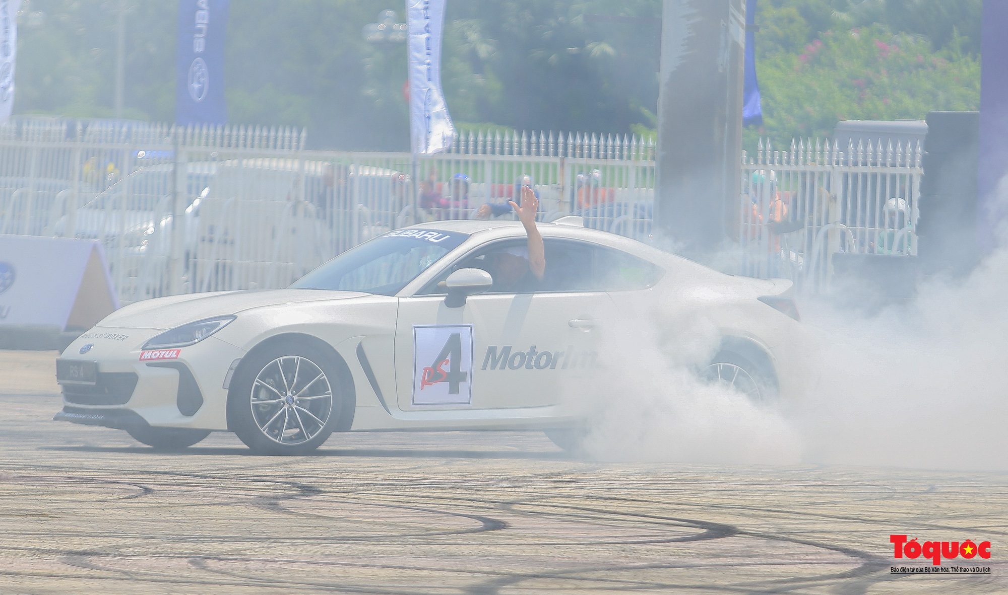 Người dân đội nắng xem kỷ lục gia thế giới trình diễn ô tô mạo hiểm tại Hà Nội - Ảnh 6.