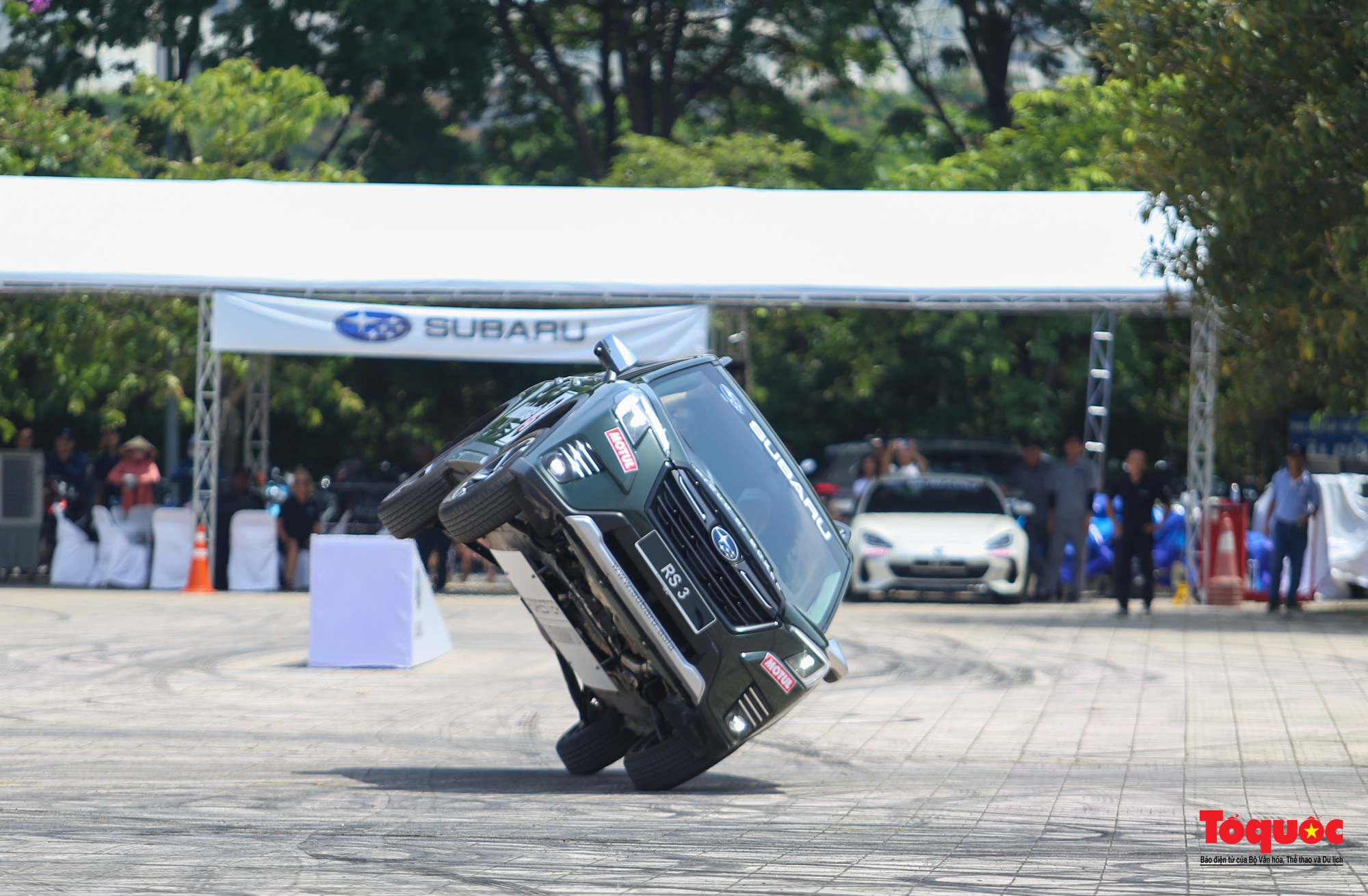 Người dân đội nắng xem kỷ lục gia thế giới trình diễn ô tô mạo hiểm tại Hà Nội - Ảnh 10.