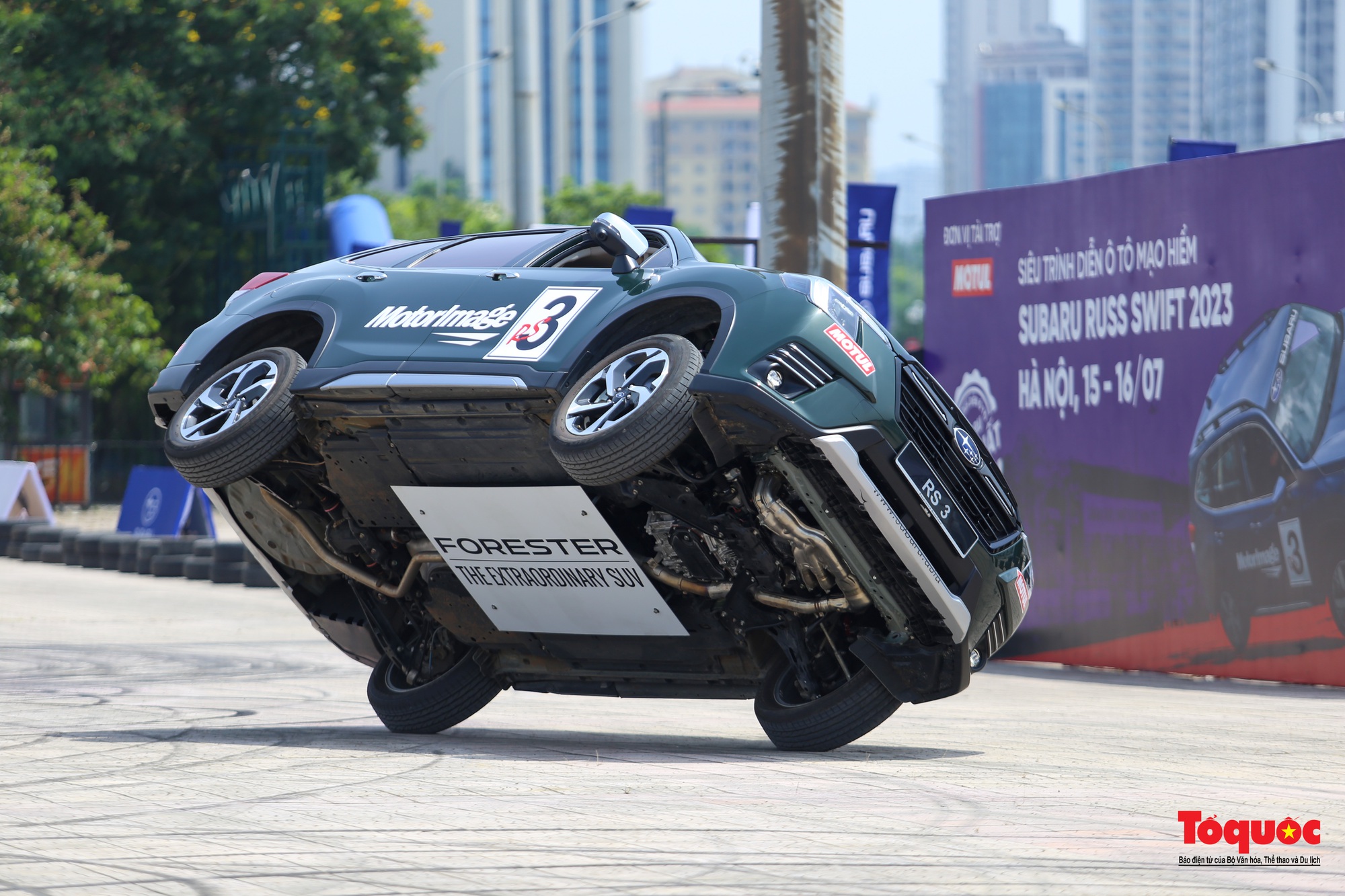 Người dân đội nắng xem kỷ lục gia thế giới trình diễn ô tô mạo hiểm tại Hà Nội - Ảnh 11.