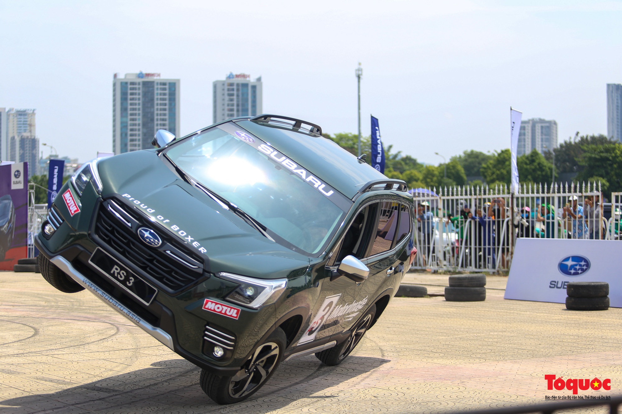 Người dân đội nắng xem kỷ lục gia thế giới trình diễn ô tô mạo hiểm tại Hà Nội - Ảnh 14.