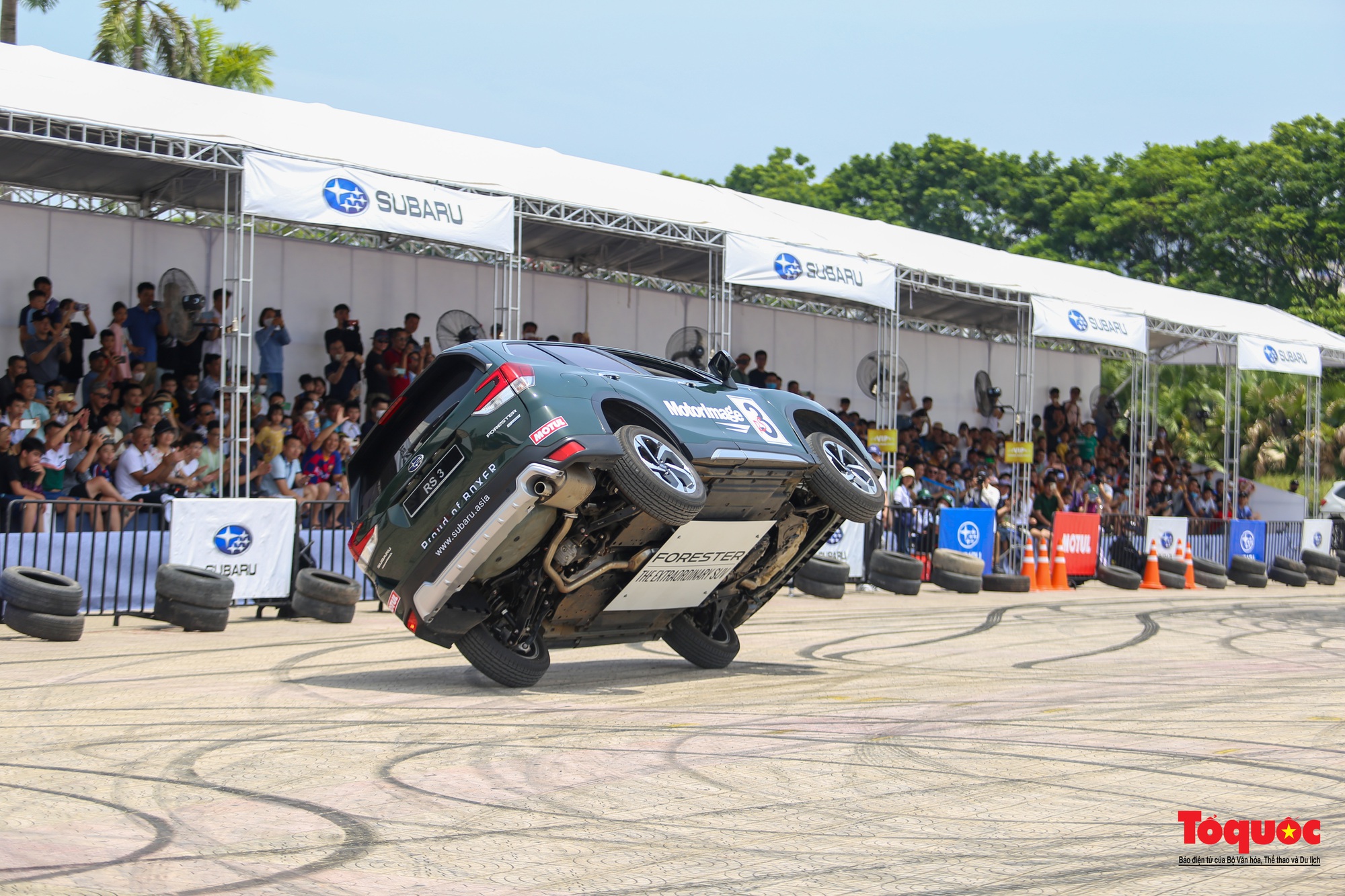 Người dân đội nắng xem kỷ lục gia thế giới trình diễn ô tô mạo hiểm tại Hà Nội - Ảnh 12.