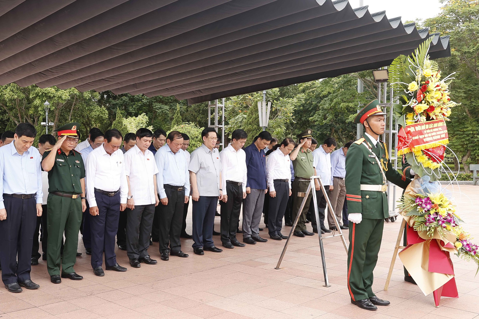 Chủ tịch Quốc hội Vương Đình Huệ dâng hương tưởng nhớ anh hùng liệt sĩ tại Quảng Trị - Ảnh 2.