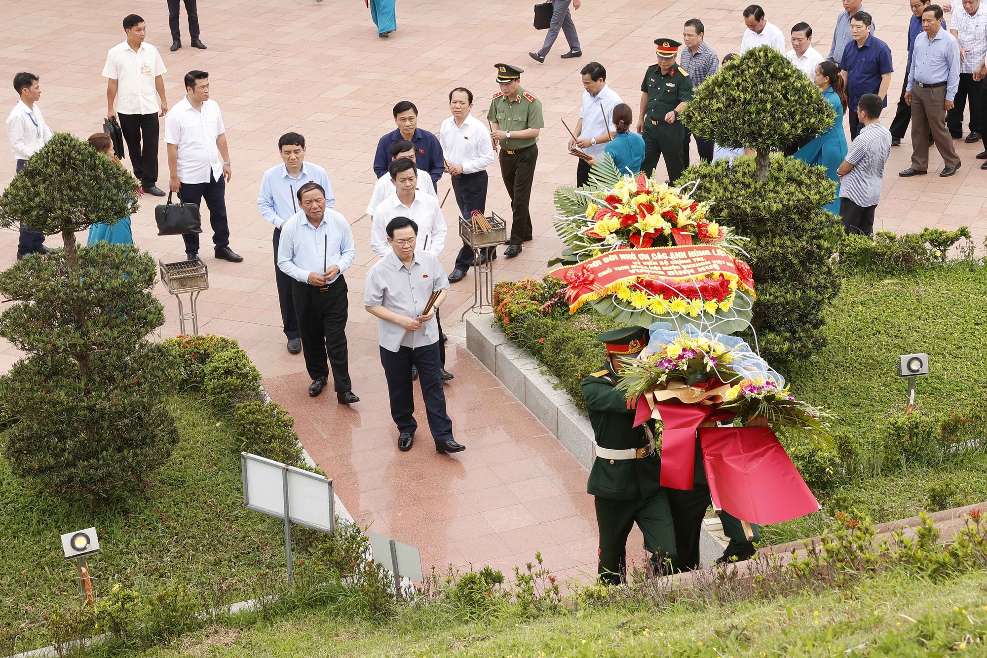 Chủ tịch Quốc hội Vương Đình Huệ dâng hương tưởng nhớ anh hùng liệt sĩ tại Quảng Trị - Ảnh 3.