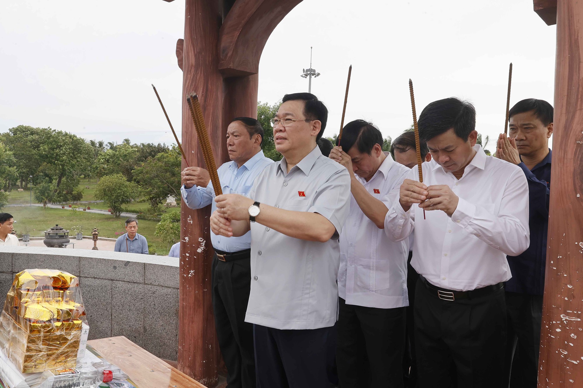 Chủ tịch Quốc hội Vương Đình Huệ dâng hương tưởng nhớ anh hùng liệt sĩ tại Quảng Trị - Ảnh 4.